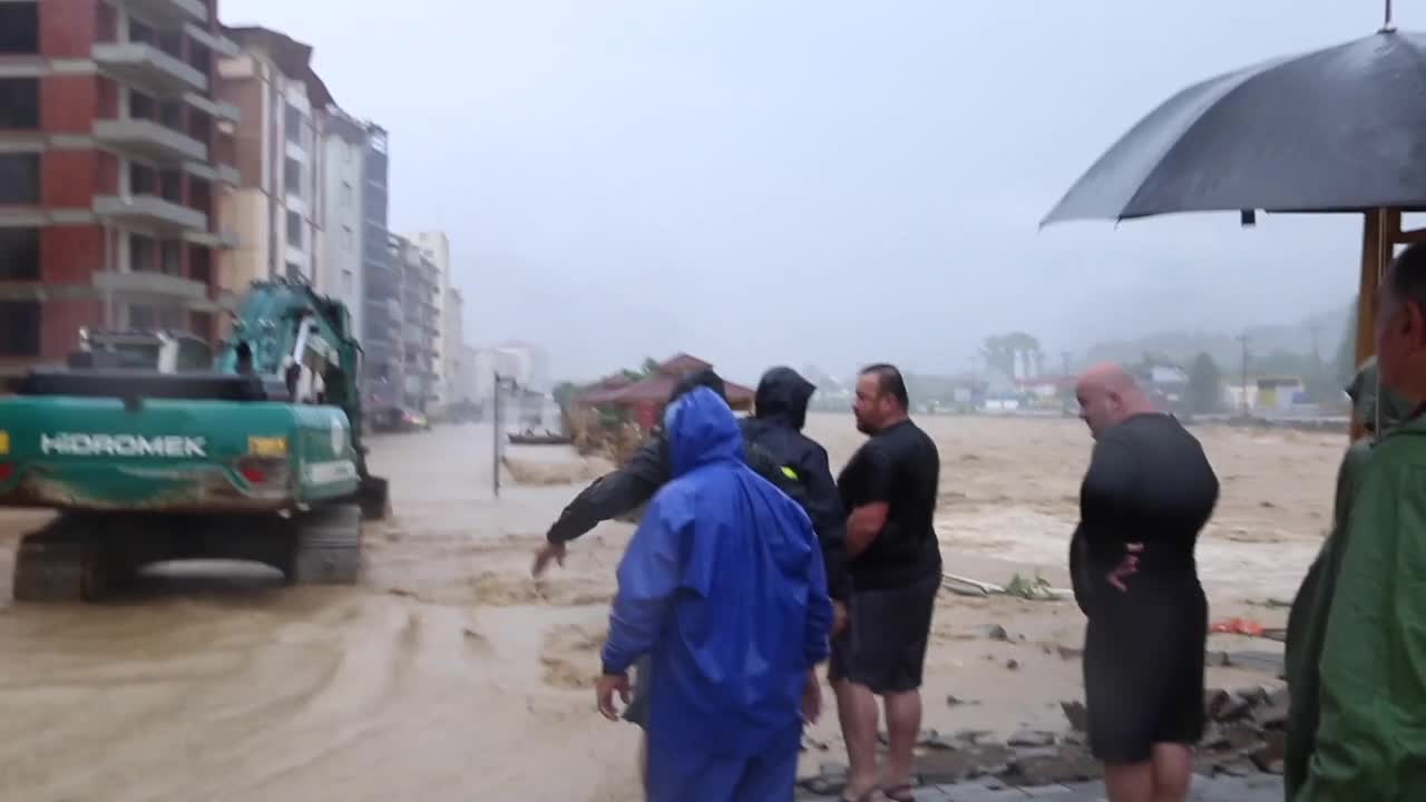 ARHAVİ'DE 5 BİN KİŞİNİN YAŞADIĞI BOĞAZİÇİ MAHALLESİ SULAR ALTINDA