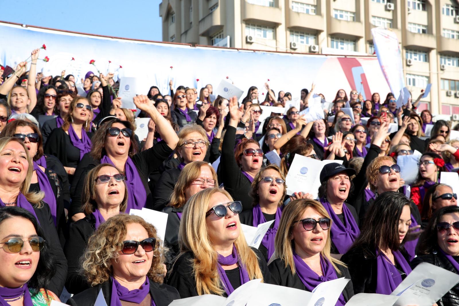 SEYHAN'DA 100 KADIN KOROSU, KADINLARIN SESİ OLDU