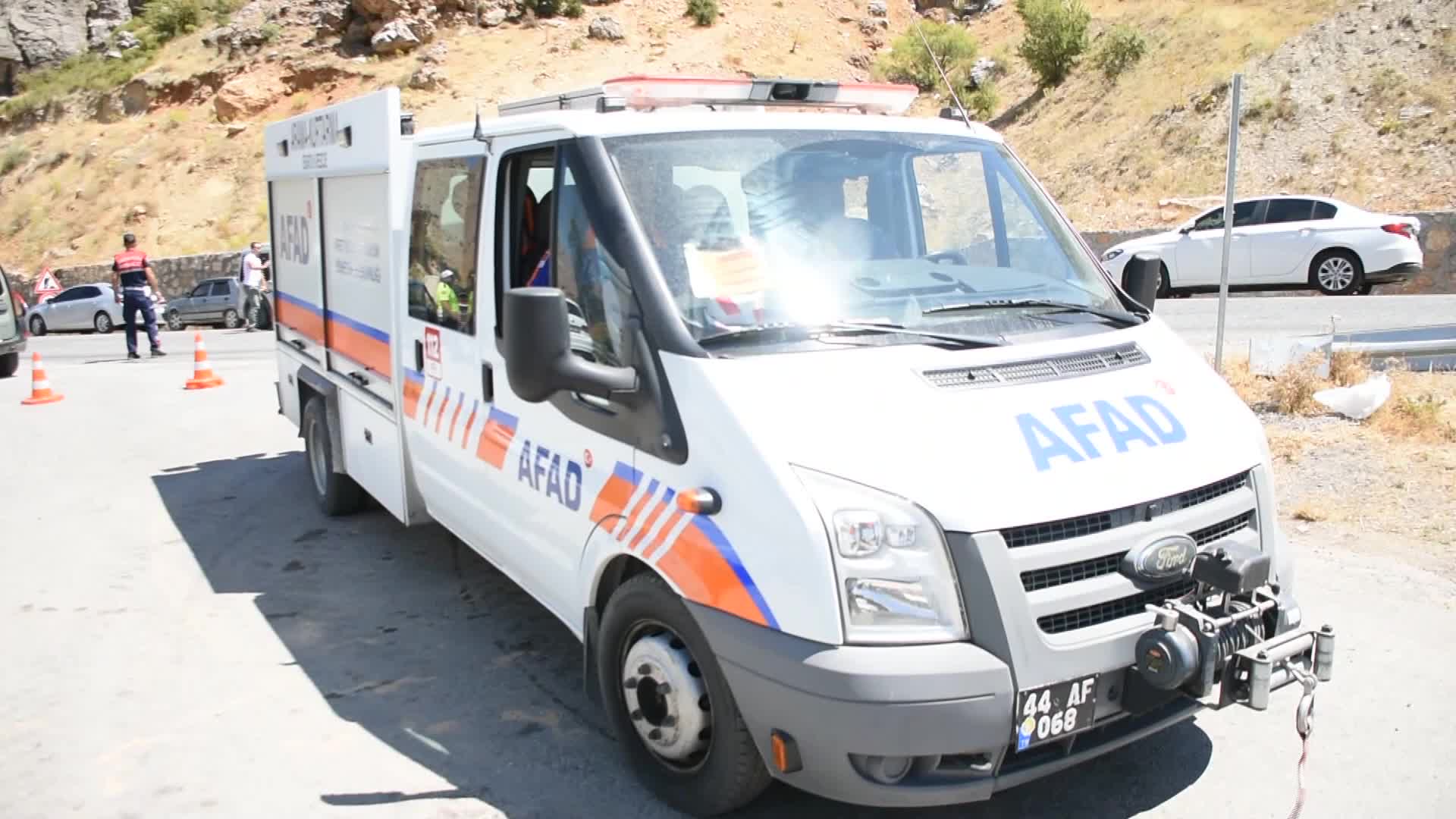 MALATYA’DA SULAMA BORUSU PATLADI, BİR KÖYÜ SU BASTI; 2 KİŞİ YARALANDI