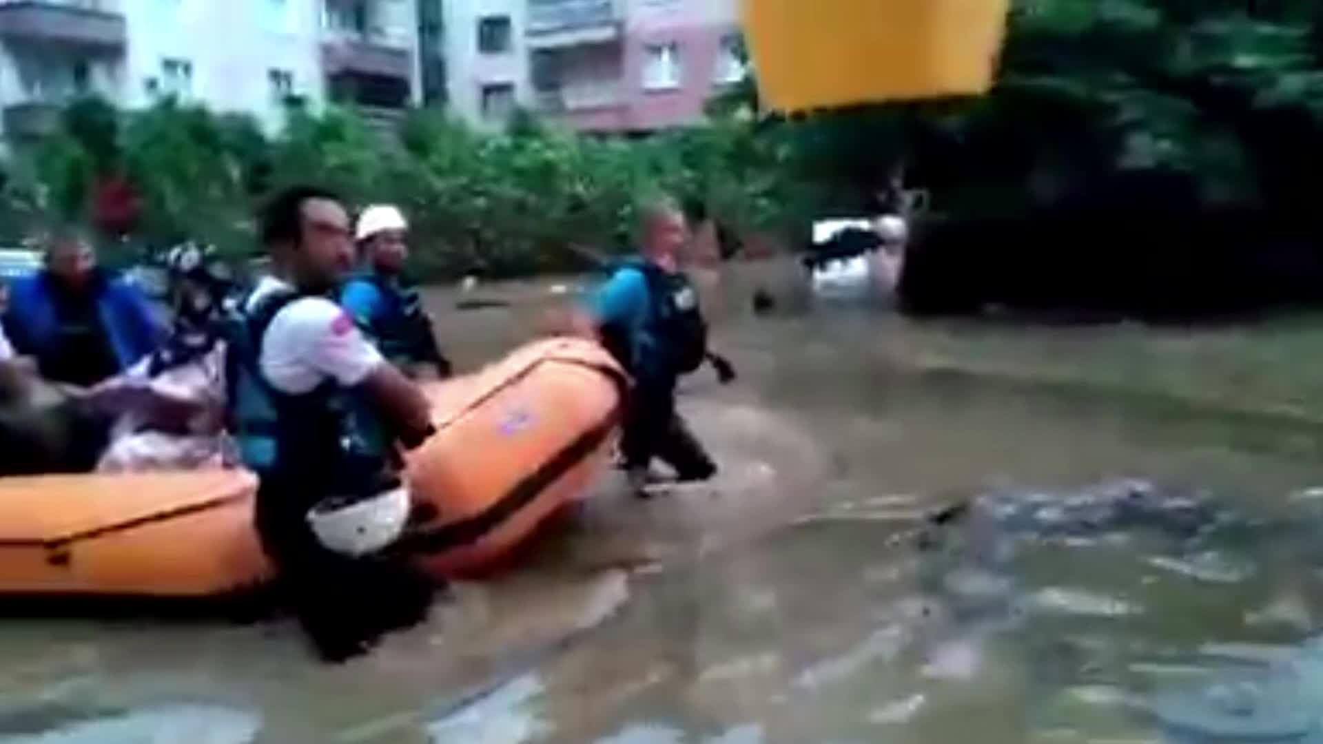 KAYSERİLİ GÖNÜLLÜLER, SEL BÖLGESİNDE VATANDAŞLARI KURTARDI; KAYIPLARI ARADI