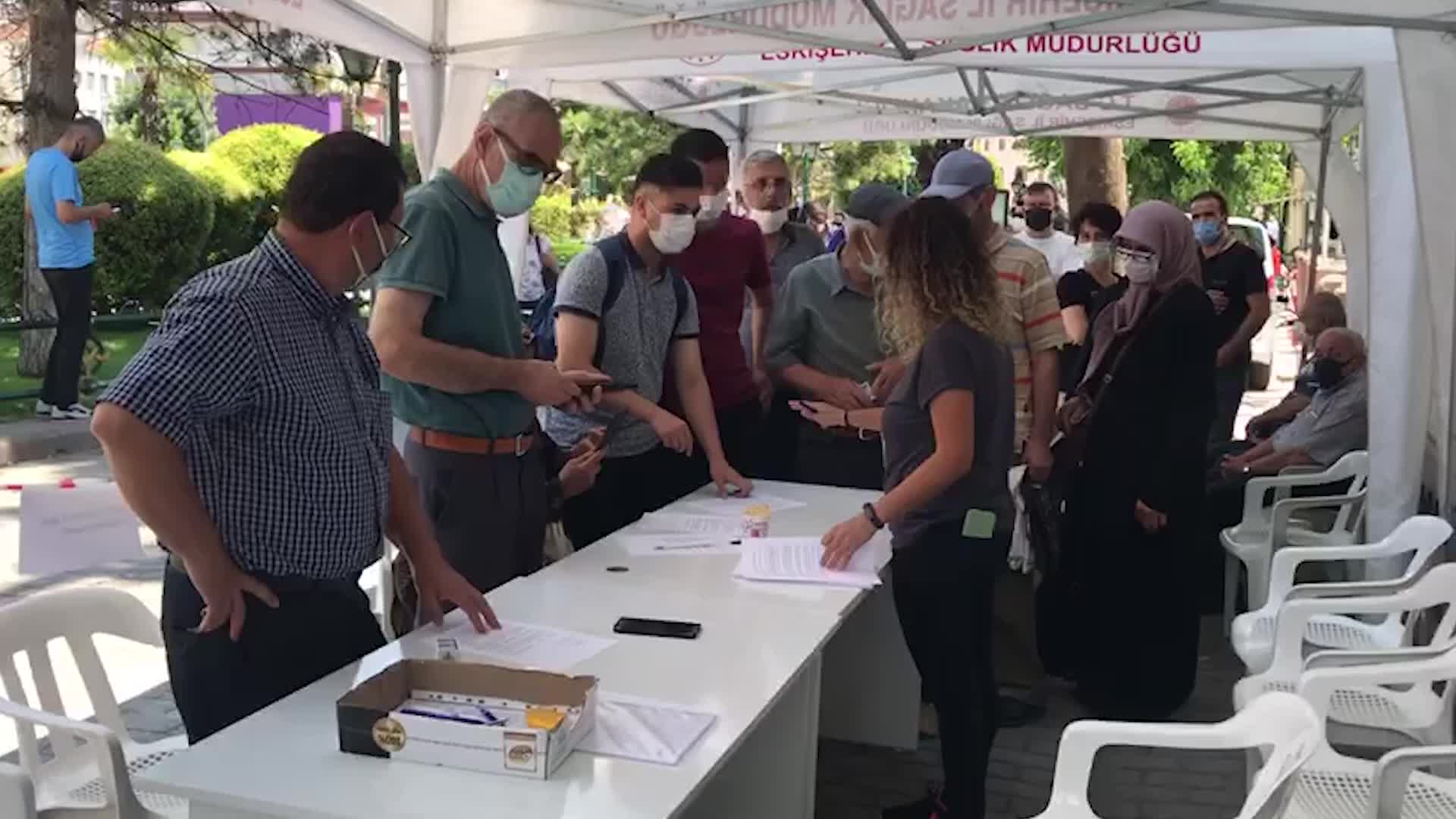 ESKİŞEHİRLİLER RANDEVUSUZ AŞI KUYRUĞUNDA