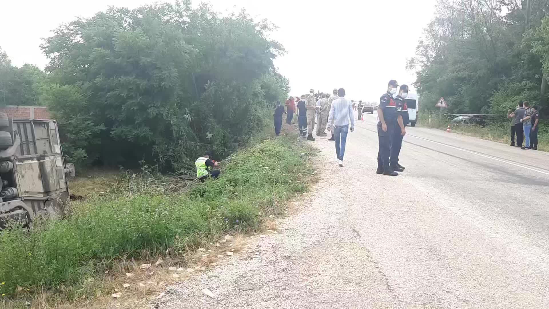 KASTAMONU’DA OTOMOBİLLE ÇARPIŞAN OTOBÜS DEVRİLDİ, 18 KİŞİ YARALANDI