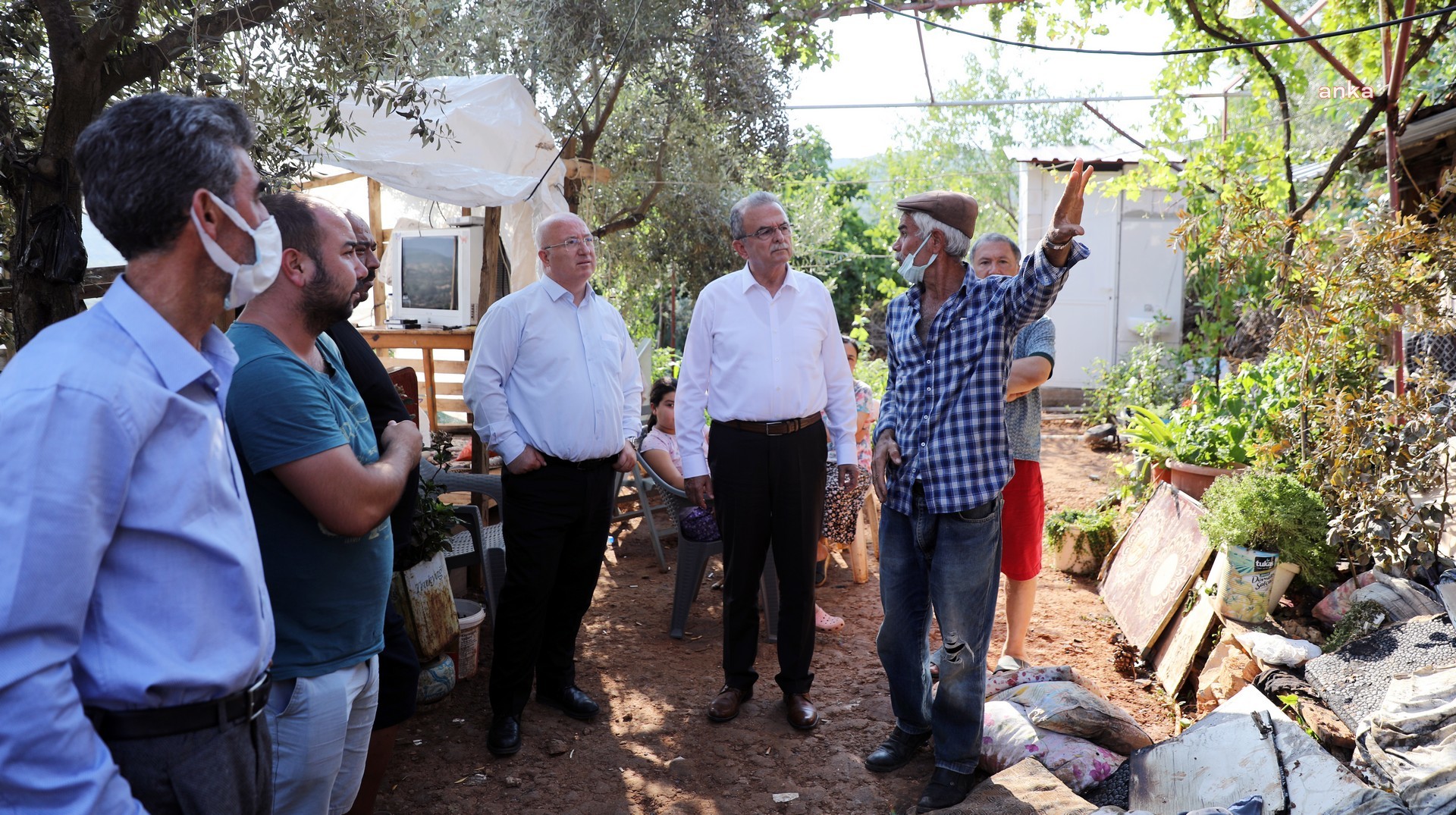 MENTEŞE BELEDİYESİ'NDEN YILDIRIM DÜŞMESİ SONUCU EVİ YANAN AİLEYE YARDIM ELİ