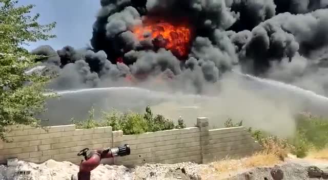 GAZİANTEP'TE TEKNE YAPIM MALZEMELERİNİN BULUNDUĞU DEPODA YANGIN ÇIKTI