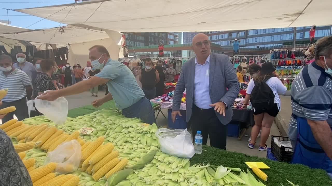 VATANDAŞ, SALI PAZARI'NI GEZEN CHP MİLLETVEKİLLERİNE DERT YANDI: FİYATLAR ÇOK PAHALI, MEYVE ALAMIYORUZ