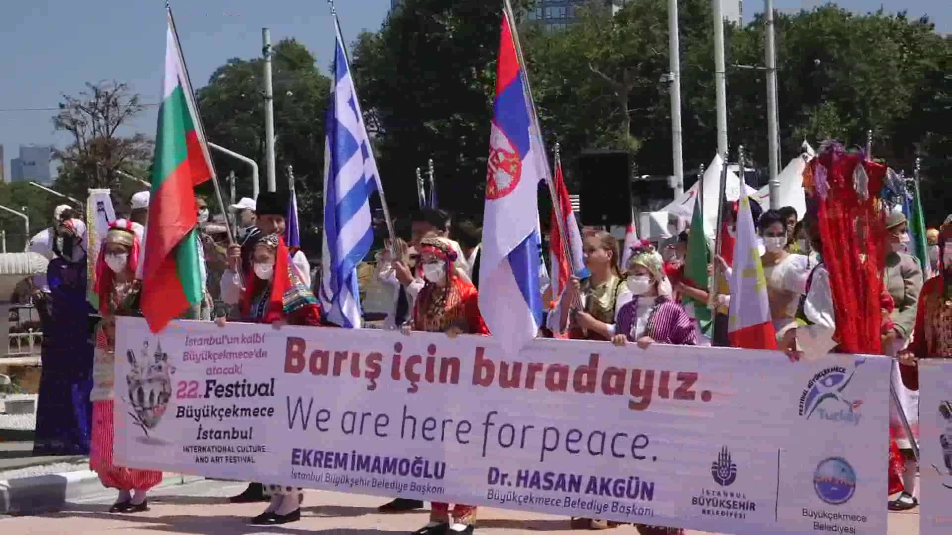 DÜNYA’NIN RENKLERİ TAKSİM MEYDANI’NDA BULUŞTU