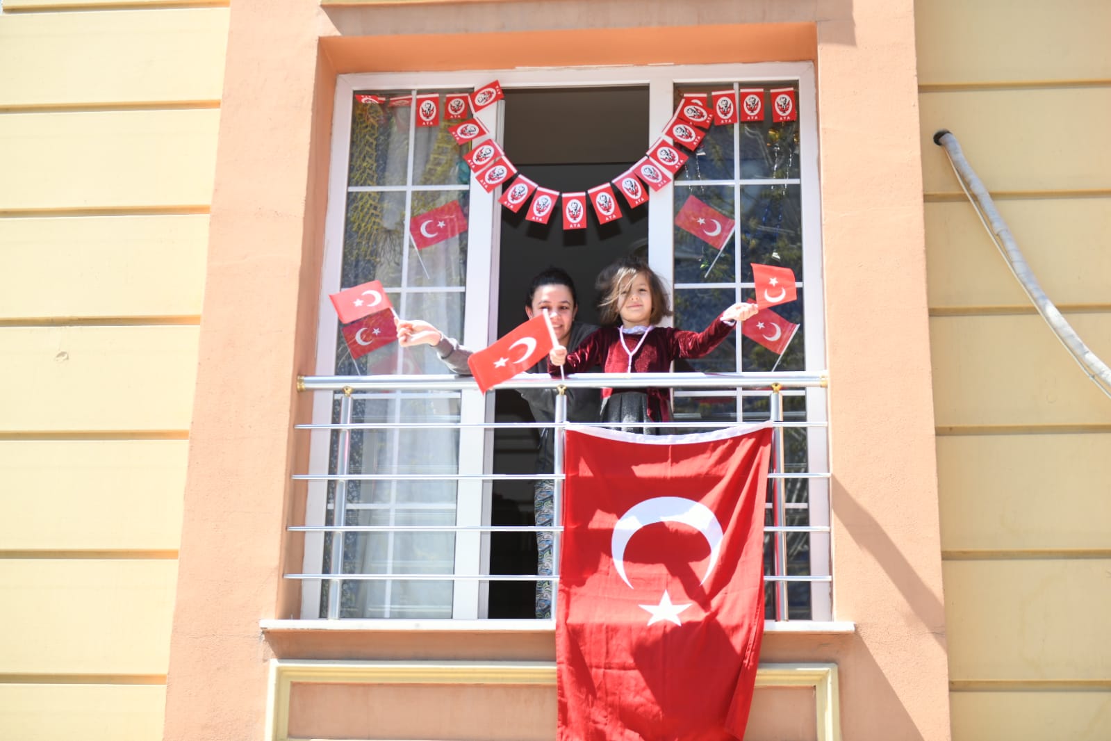 ESENYURT’TA HEM KONSER HEM DEZENFEKSİYON