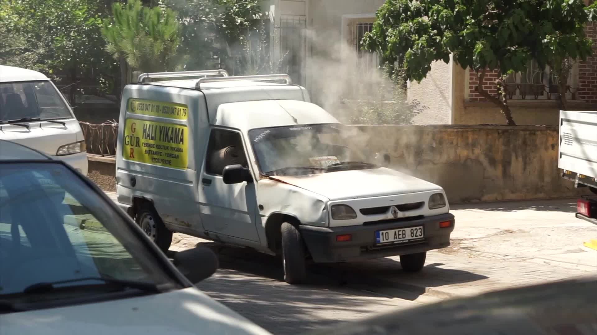 BABASINA AİT ARACIN YANMASINI GÖZYAŞLARIYLA İZLEDİ