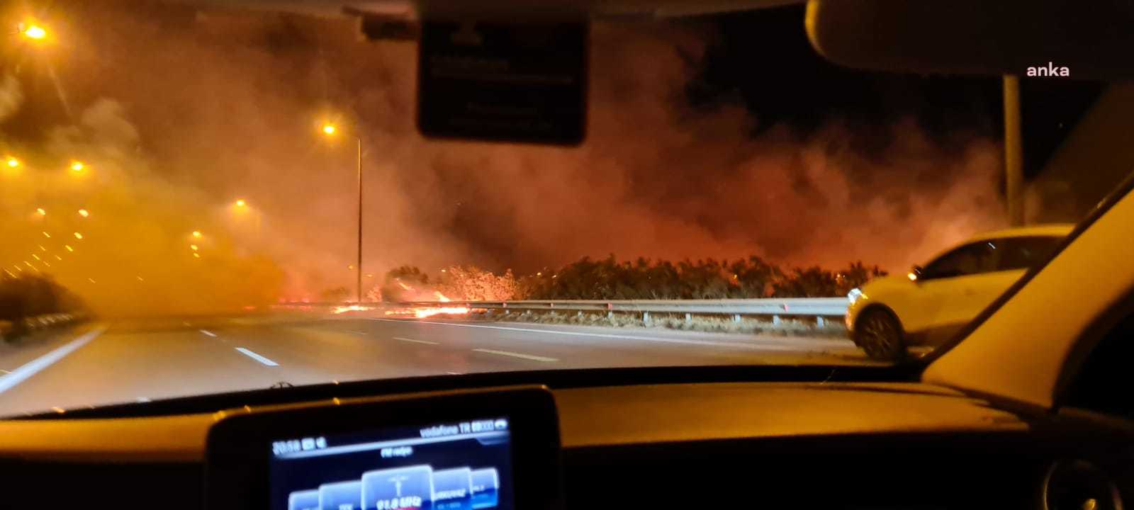 İSKENDERUN-ADANA OTOBANINDA 3 AYRI NOKTADA YANGIN MEYDANA GELDİ