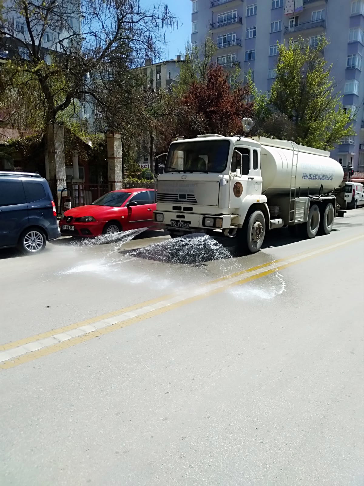 YENİMAHALLE'NİN CADDE VE SOKAKLARINDA İLAÇLI YIKAMA
