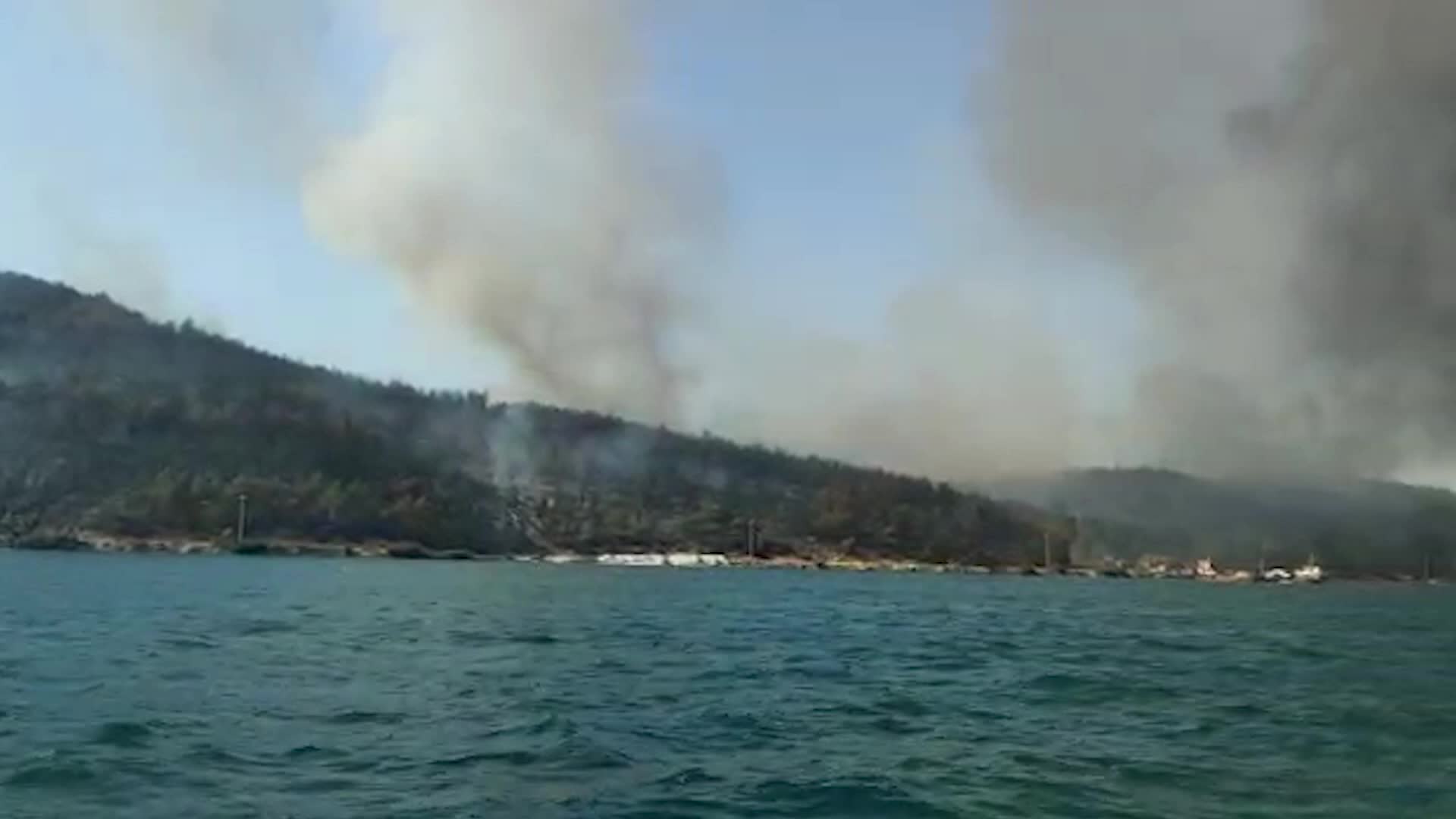 BODRUM’DA ALEVLER OTELLERİ SARDI, YOLLAR KAPANDI, DENİZDE CAN PAZARI YAŞANDI