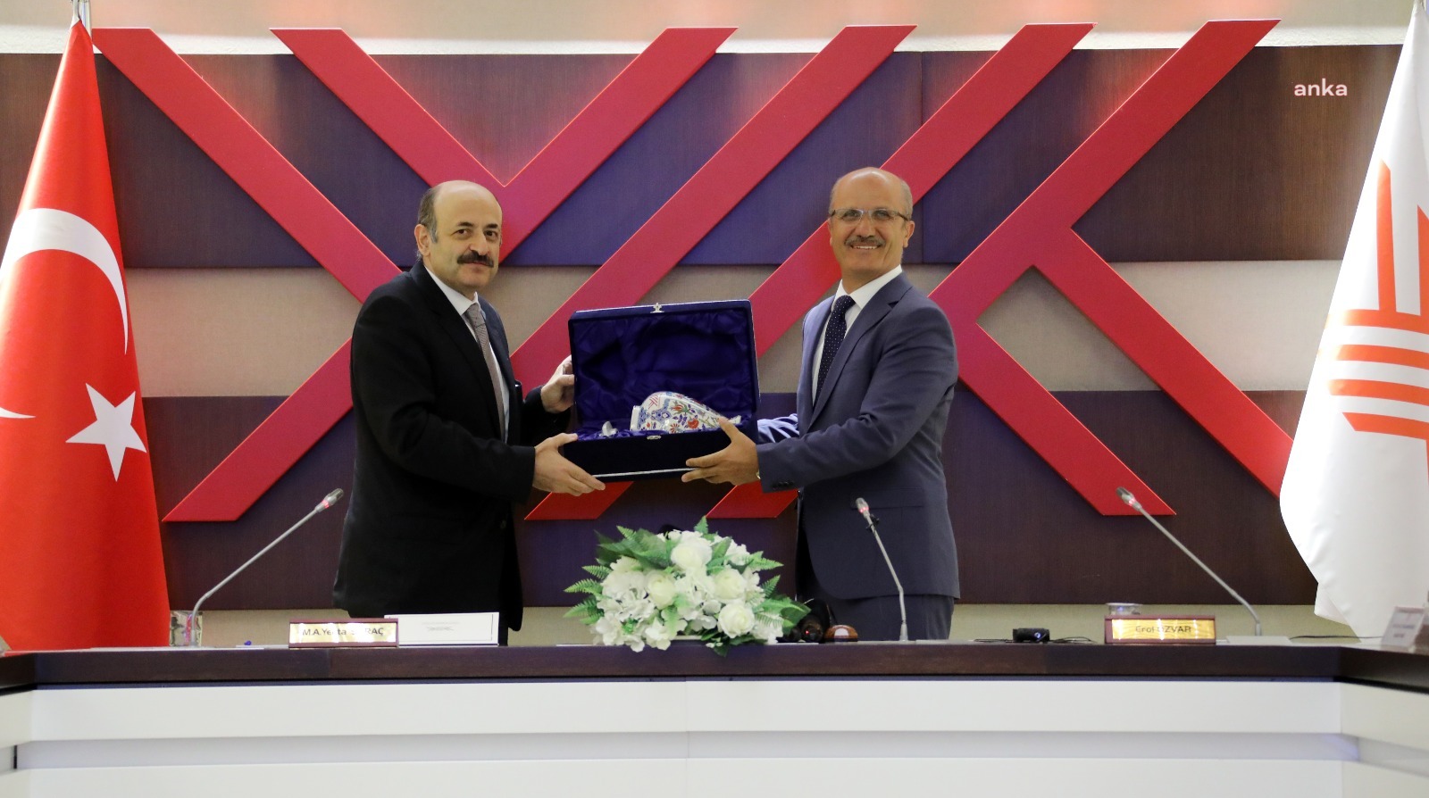 YEKTA SARAÇ'IN ARDINDAN YÖK: "AKADEMİK LİYAKAT AĞIR BİR EROZYONA UĞRADI"