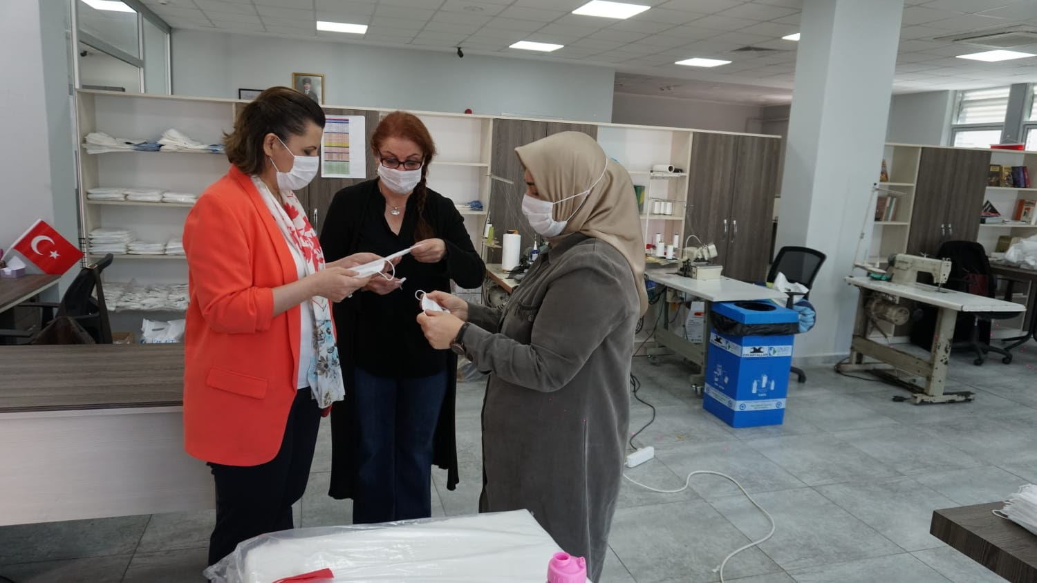 İZMİT BELEDİYESİ, MASKE ÜRETİMİNİ GÜNDE 30 BİN ADETE ÇIKARDI