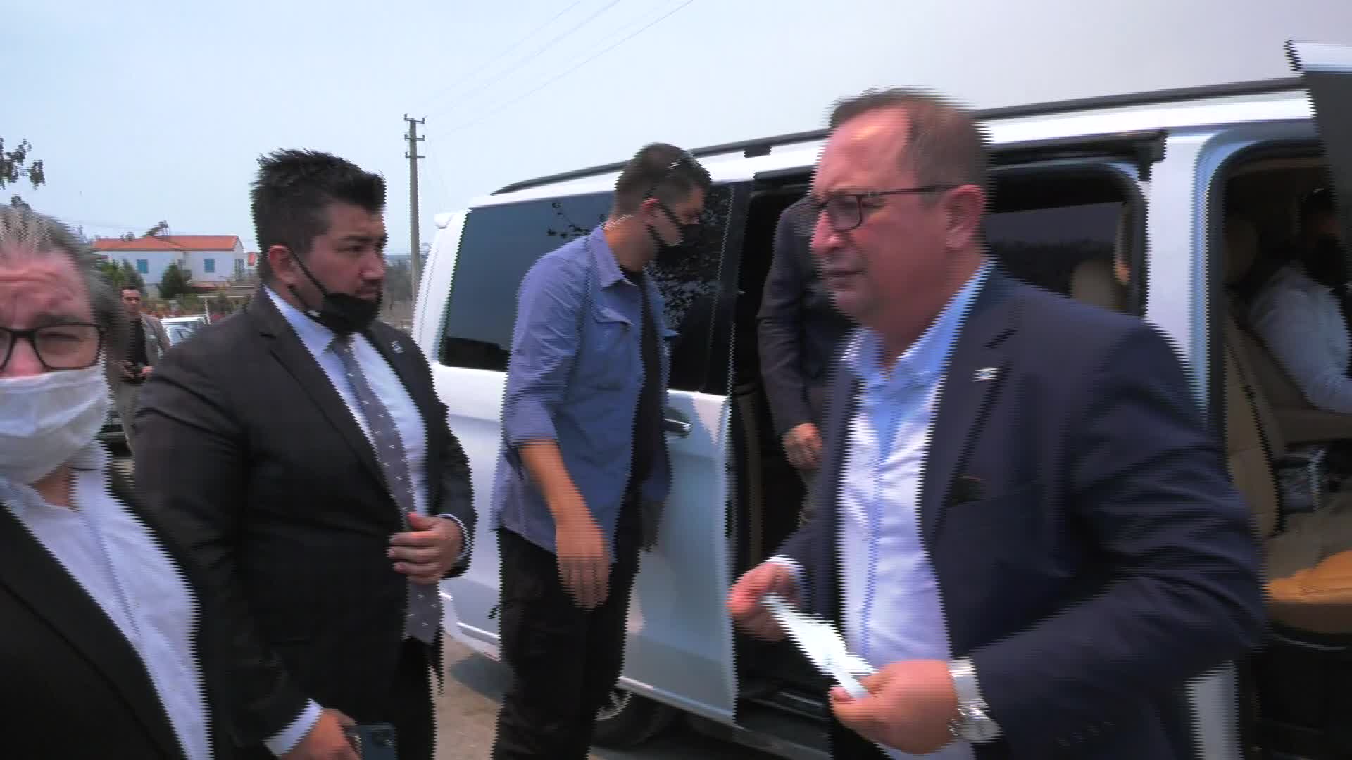 YANGINDAN OĞLUNUN KURTARDIĞI YAŞLI ADAM BABACAN’I GÖRÜNCE GÖZYAŞLARINI TUTAMADI: "O OLMASA YANDIYDIK"