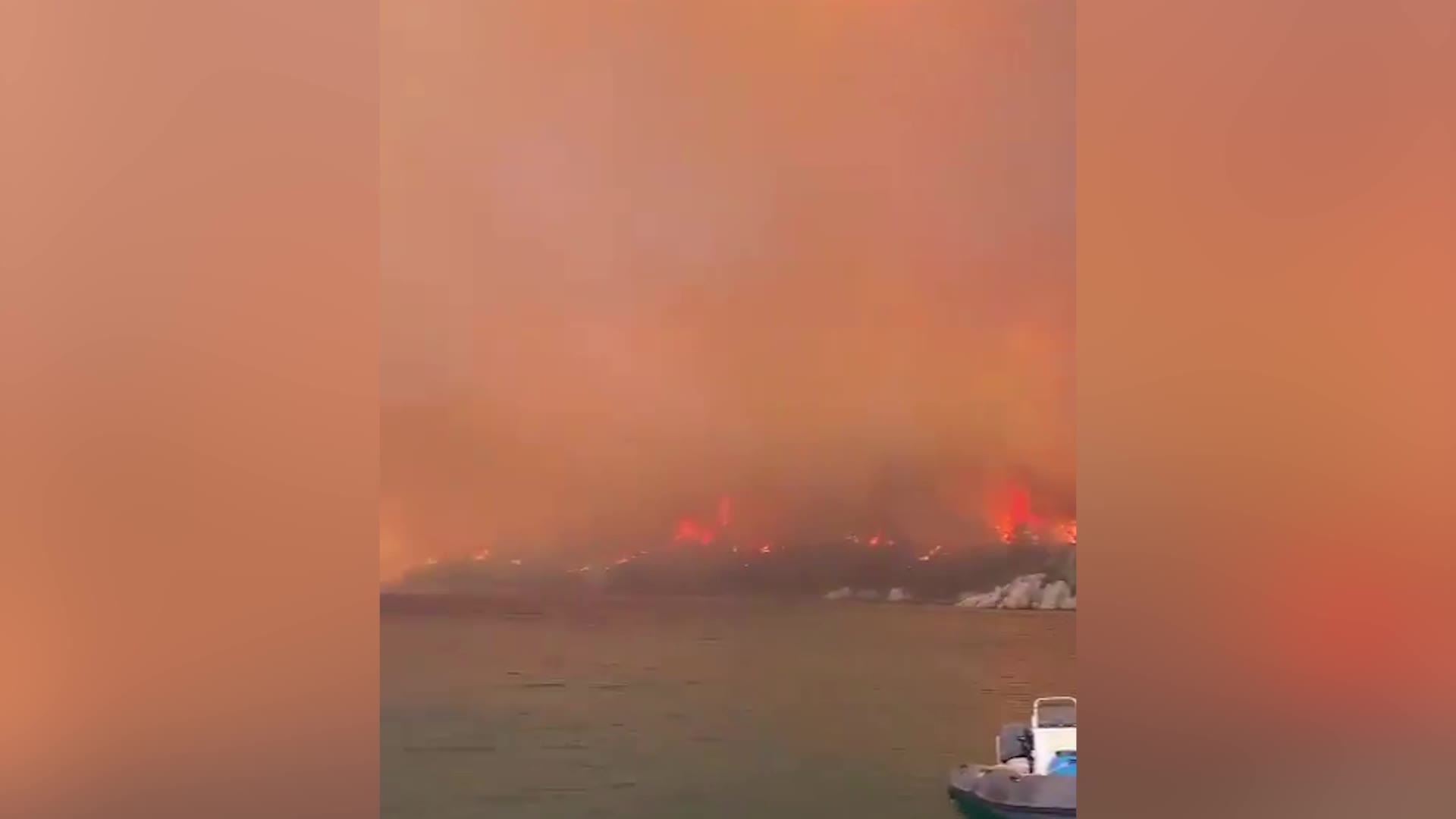 BODRUM’DA YANGIN KABUSU SÜRÜYOR, KÖYLER BOŞALTILIYOR, CENNET GÖKOVA KÜL OLUYOR