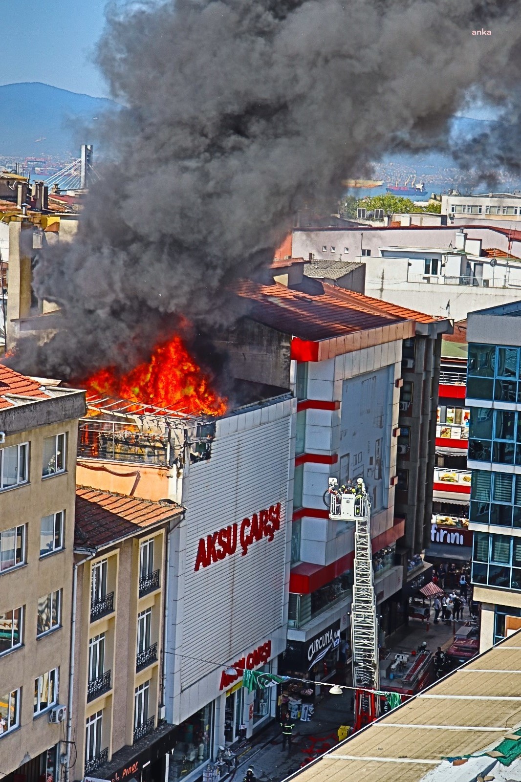 İZMİT BELEDİYESİ YANGINDA MAHSUR KALAN VATANDAŞI KURTARDI