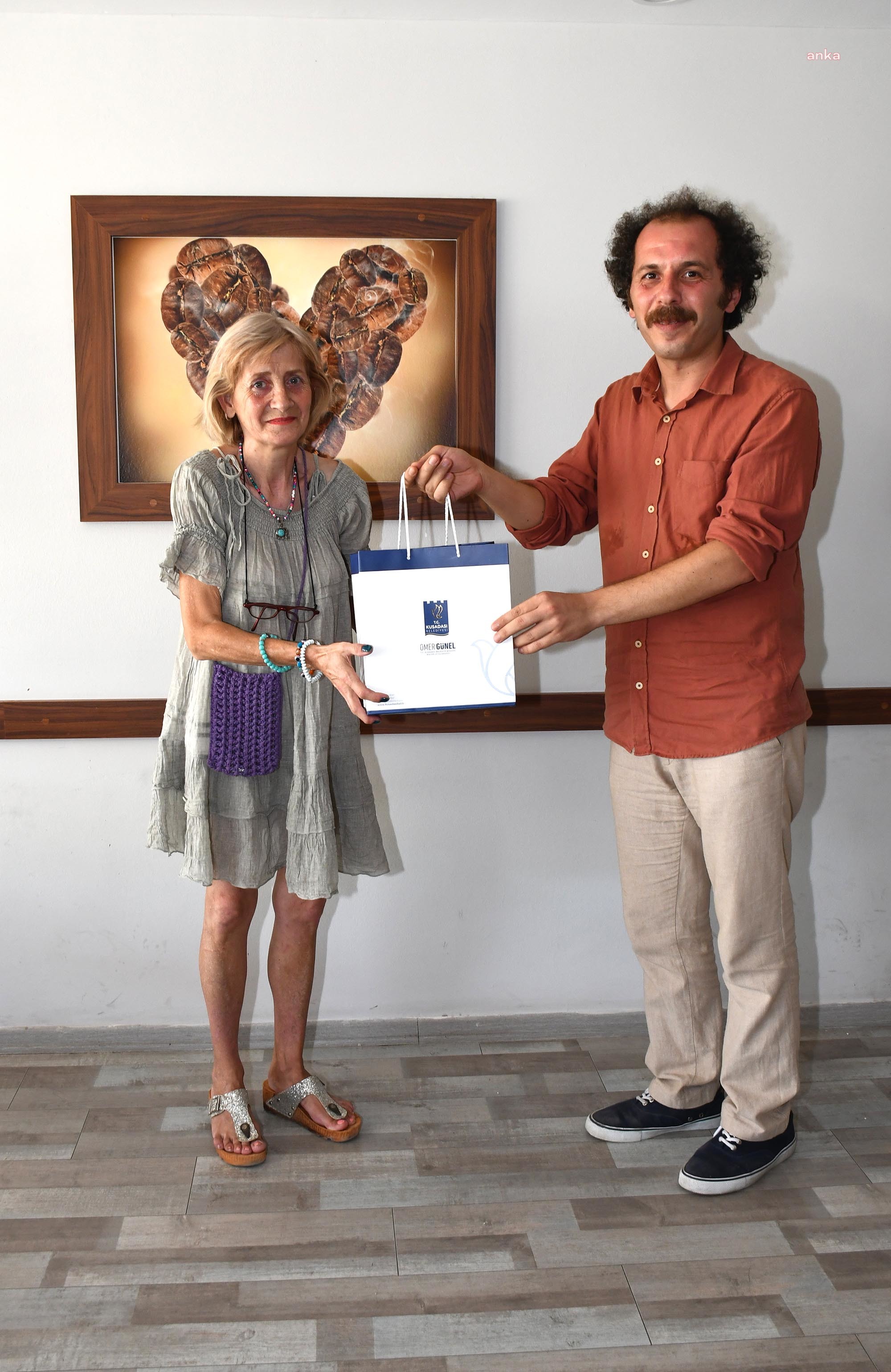 KUŞADASI BELEDİYE TİYATROSU GENEL SANAT YÖNETMENİ, TİYATROCU OYA SEMERCİ'Yİ ZİYARET ETTİ