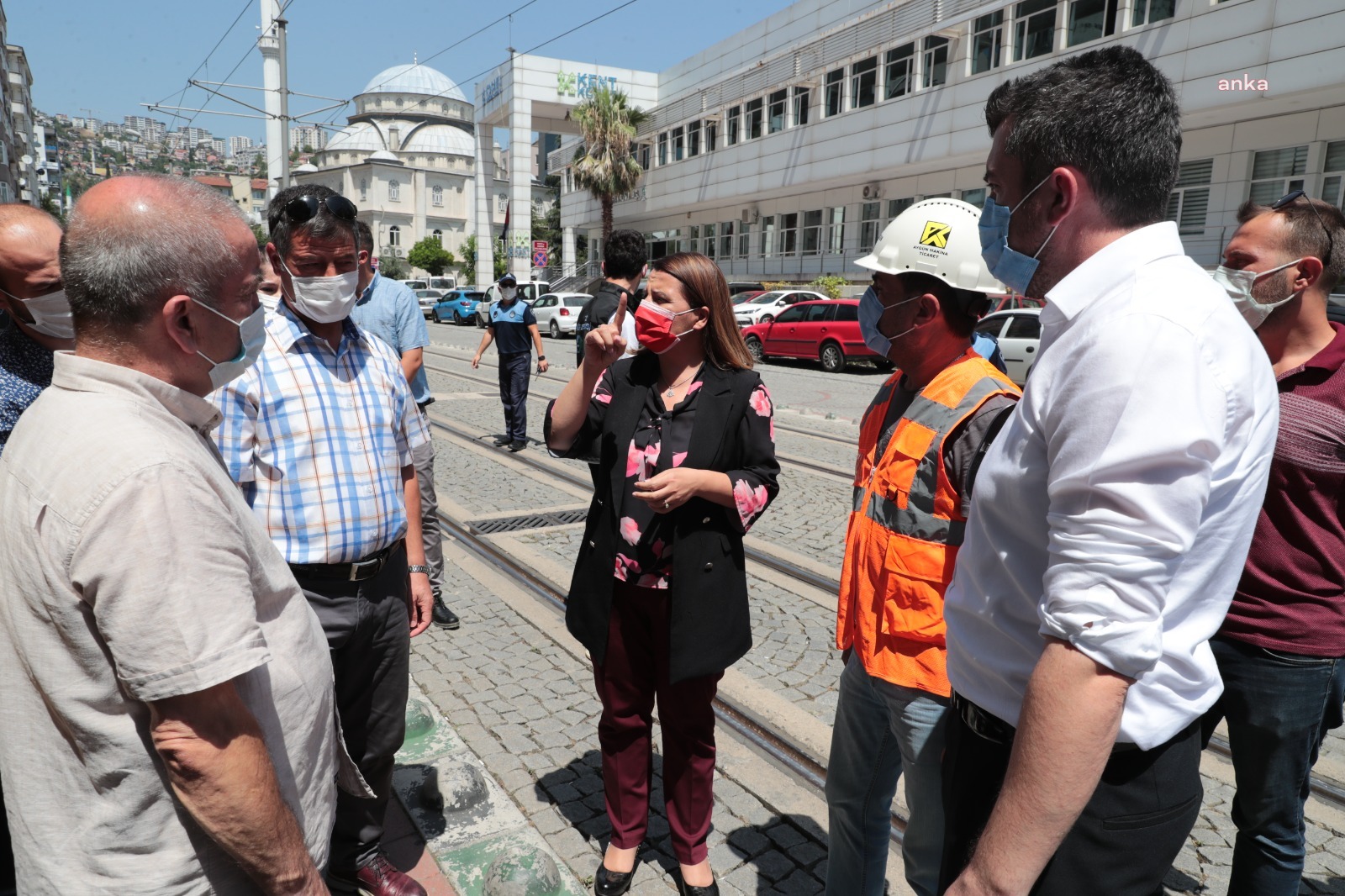 İZMİT'TE DEPREMİN SEMBOLÜ OLAN BİNA 22 YIL SONRA YIKILIYOR