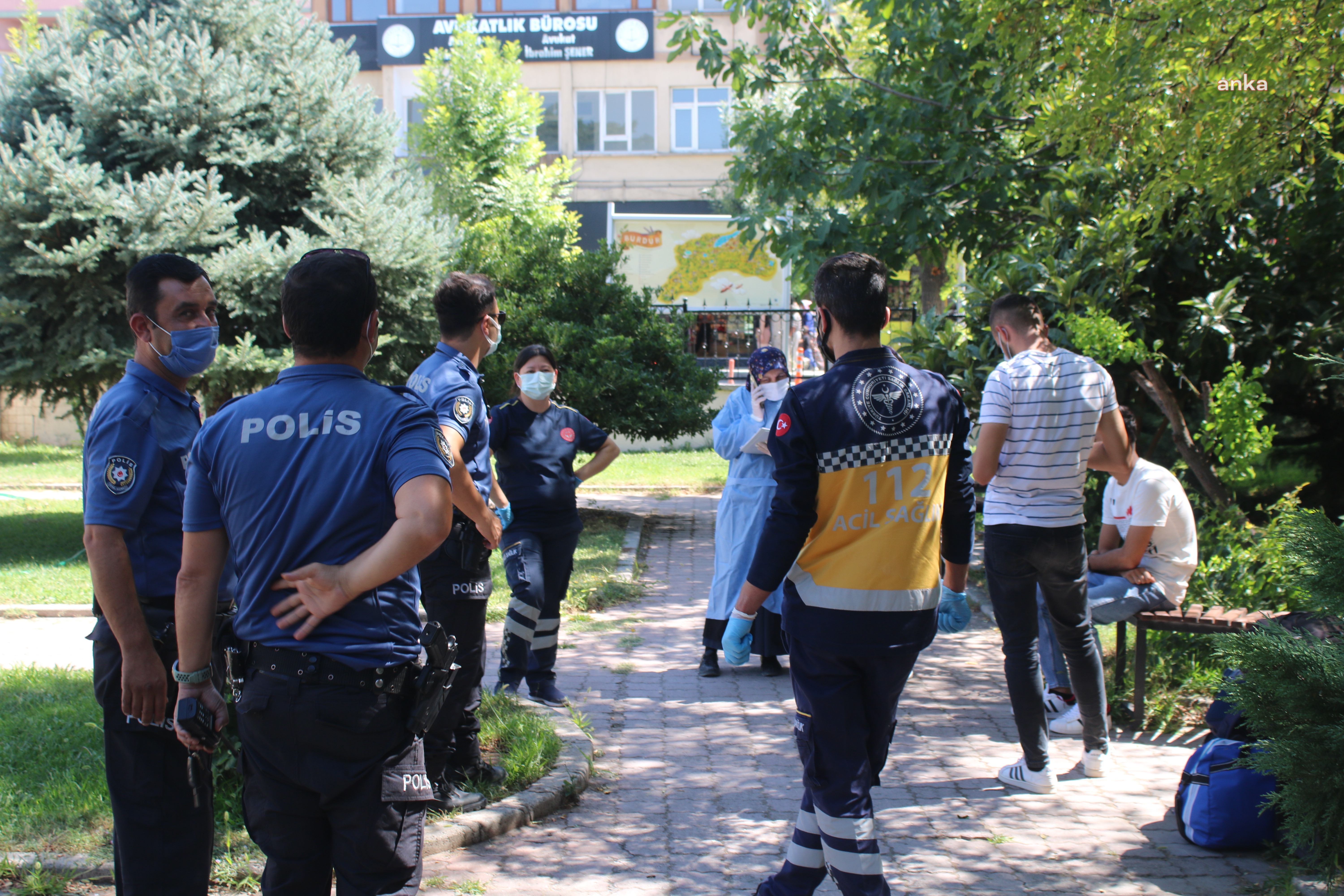 TEMASLI İKİ GENÇ BURDUR VALİLİĞİ GİRİŞİNDE HES KODU TARAMASINA TAKILDI