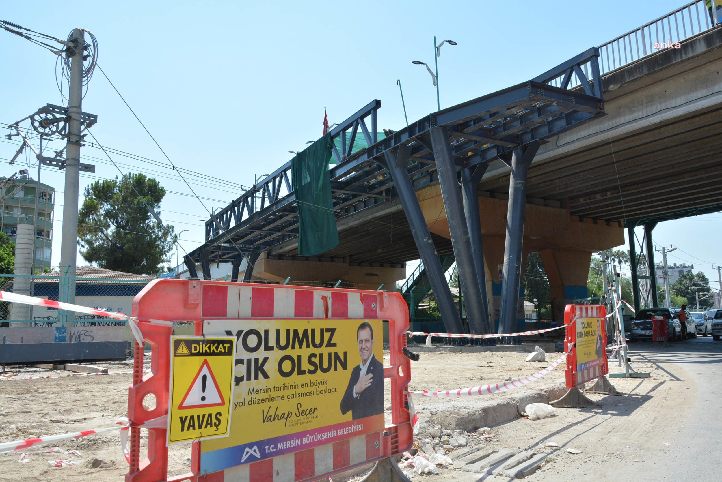 MERSİN BÜYÜKŞEHİR BELEDİYESİ, SUNAY ATİLLA ÜST GEÇİTİ’Nİ YENİLİYOR