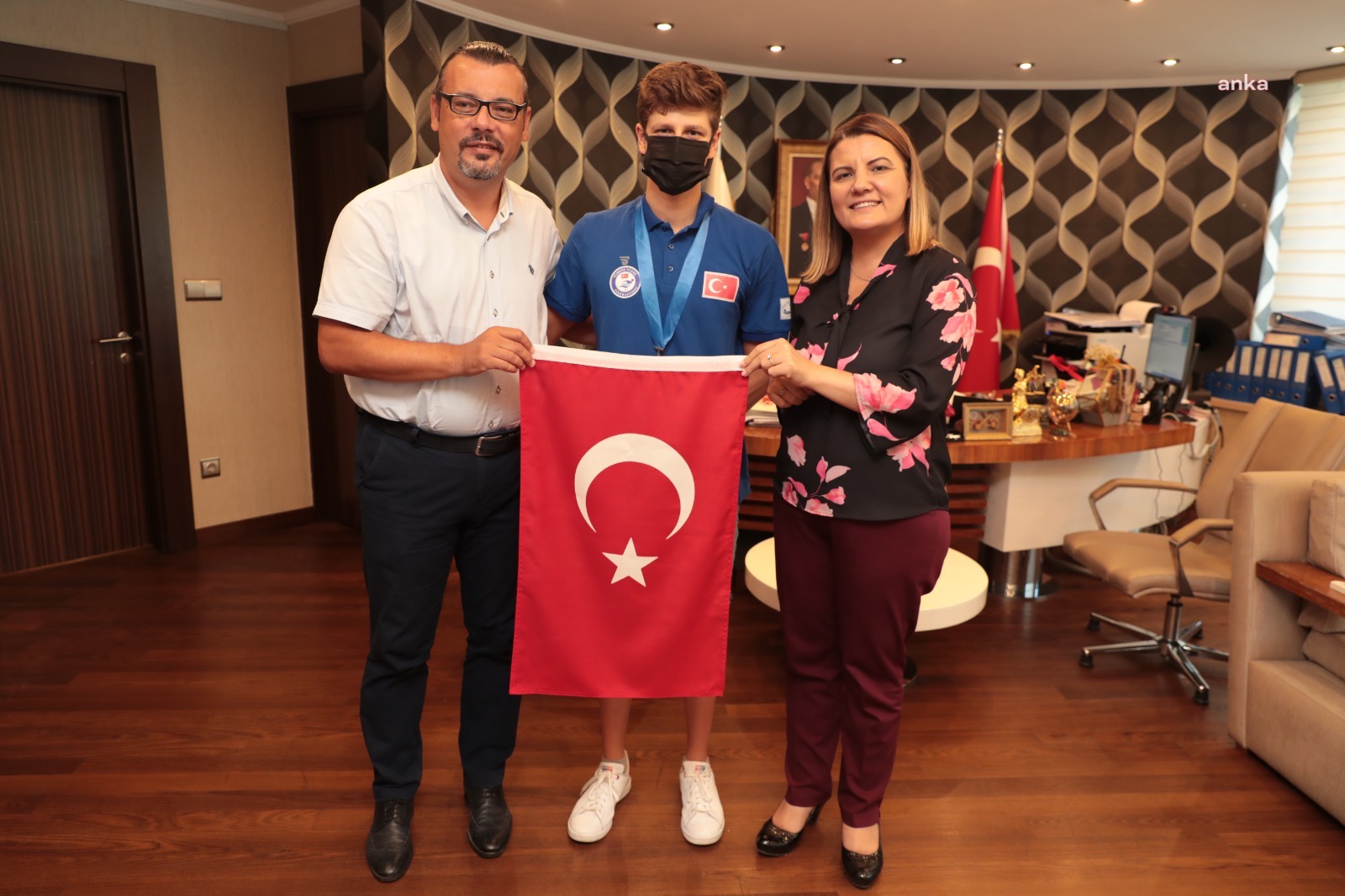 İZMİT BELEDİYESİ MİLLİ YÜZÜCÜ BATUHAN FİLİZ'İ AĞIRLADI