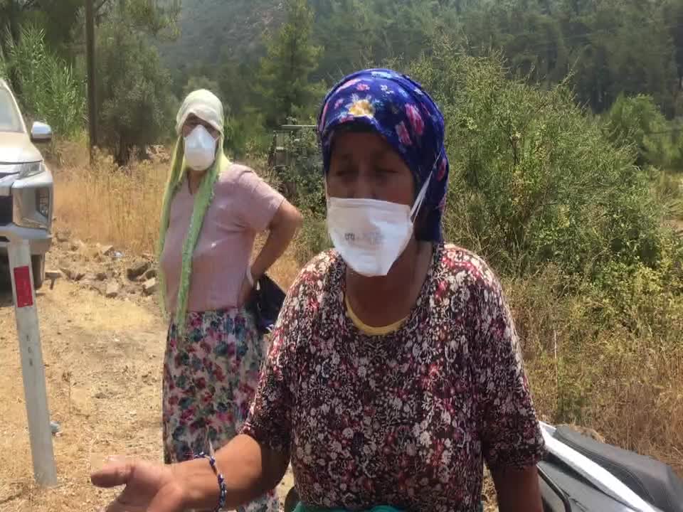 ORMAN YANGININA KÖYLÜ KADIN LASTİK AYAKKABISIYLA MÜDAHALE EDİYOR: "ZENGİN PARASIYLA HAYAT YAŞASIN!"