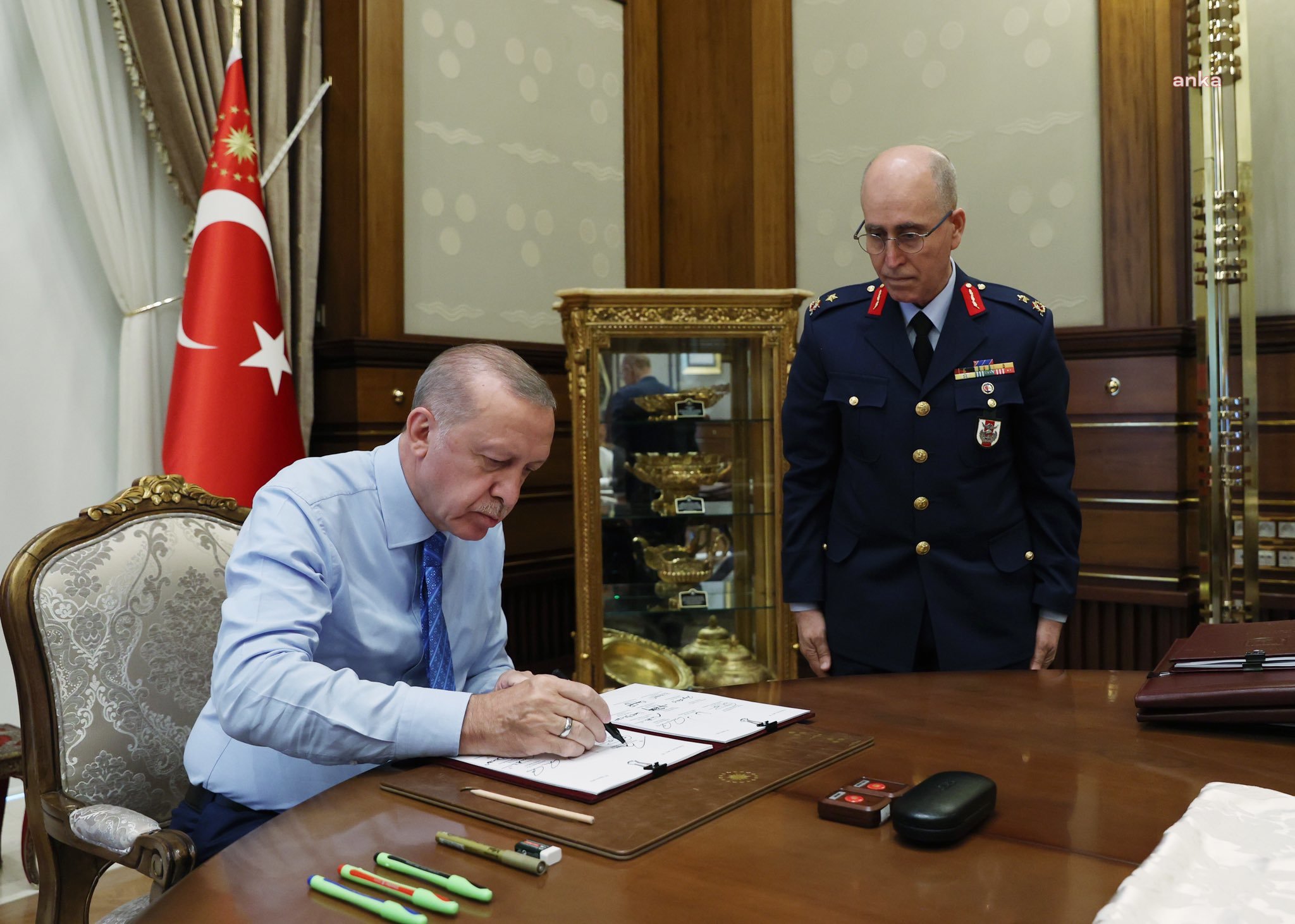 YAŞ KARARLARI: DÜNDAR VE SARI EMEKLİLİĞE SEVK EDİLDİ; HAVA VE KARA KUVVETLERİ KOMUTANLARININ GÖREV SÜRESİ UZATILDI