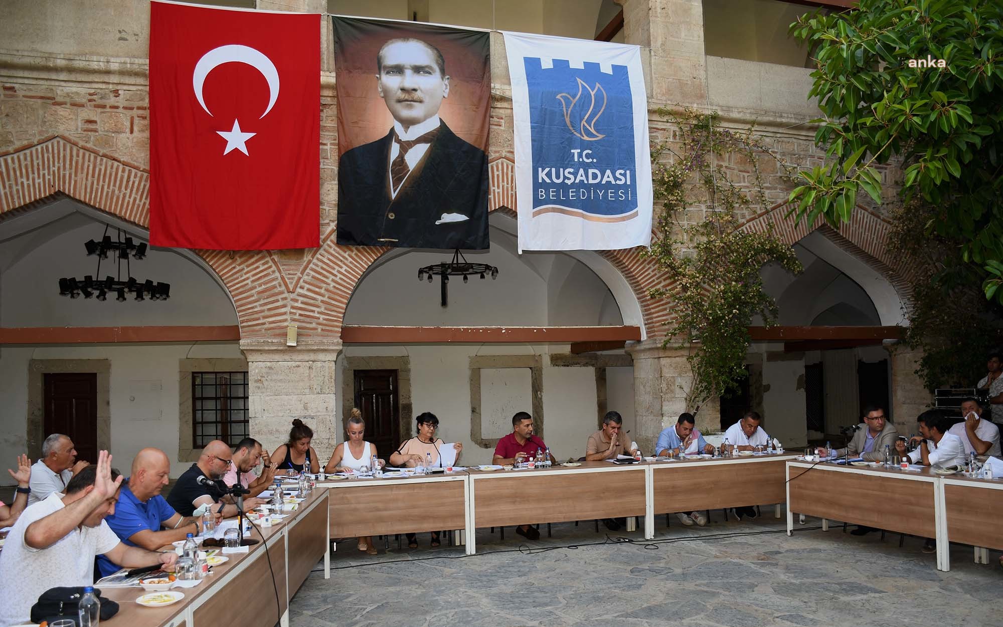 KUŞADASI'NDA KOMİSYON BAŞKANI ÇİÇEK'TEN MUHALEFETE ELEŞTİRİ