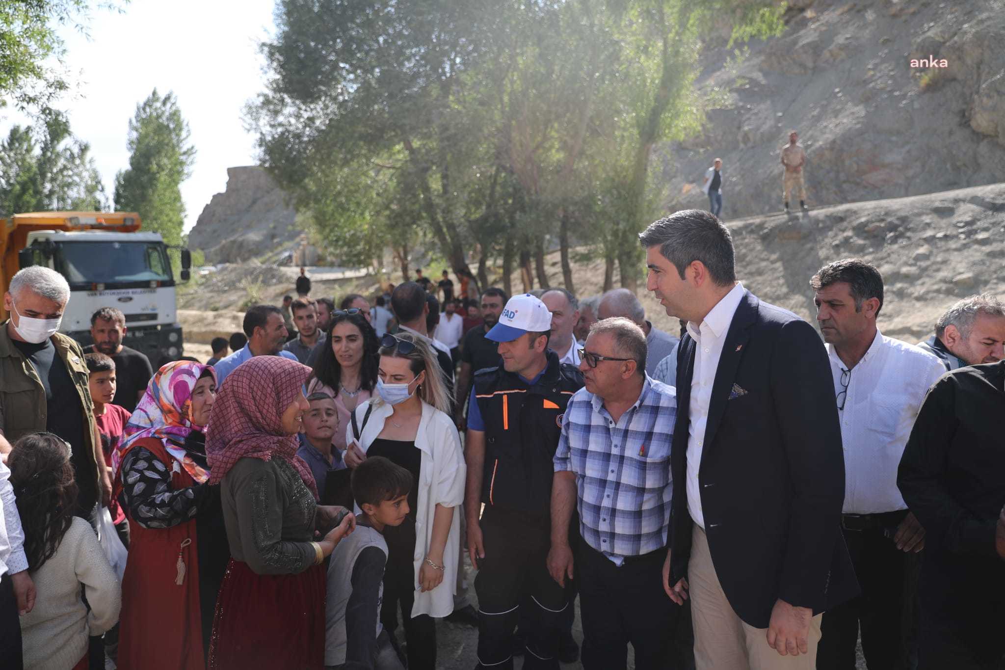 KARTAL BELEDİYE BAŞKANI YÜKSEL, VAN'DAKİ SEL MAĞDURLARINI ZİYARET ETTİ