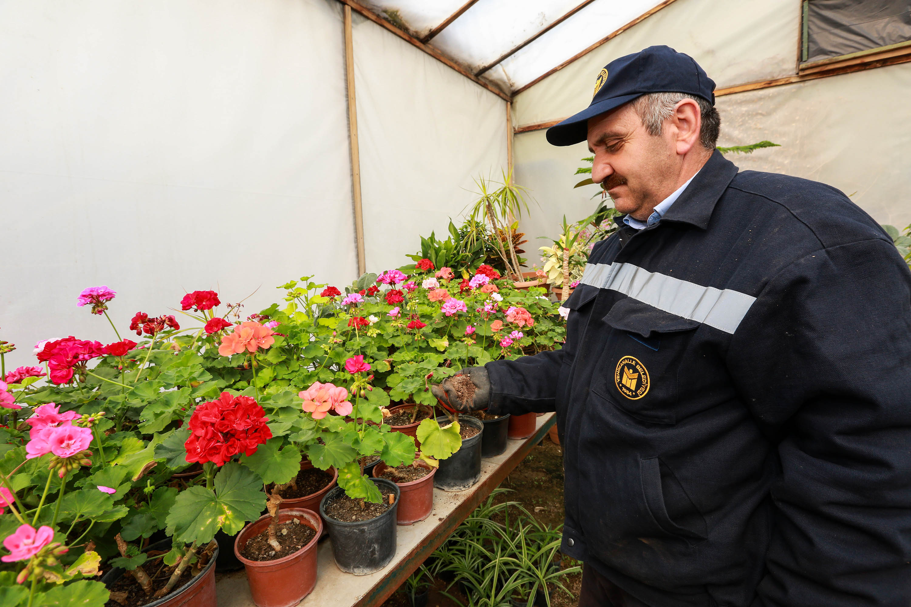 YENİMAHALLE'NİN ÇÖPÜ, ÇİÇEKLERE CAN OLUYOR