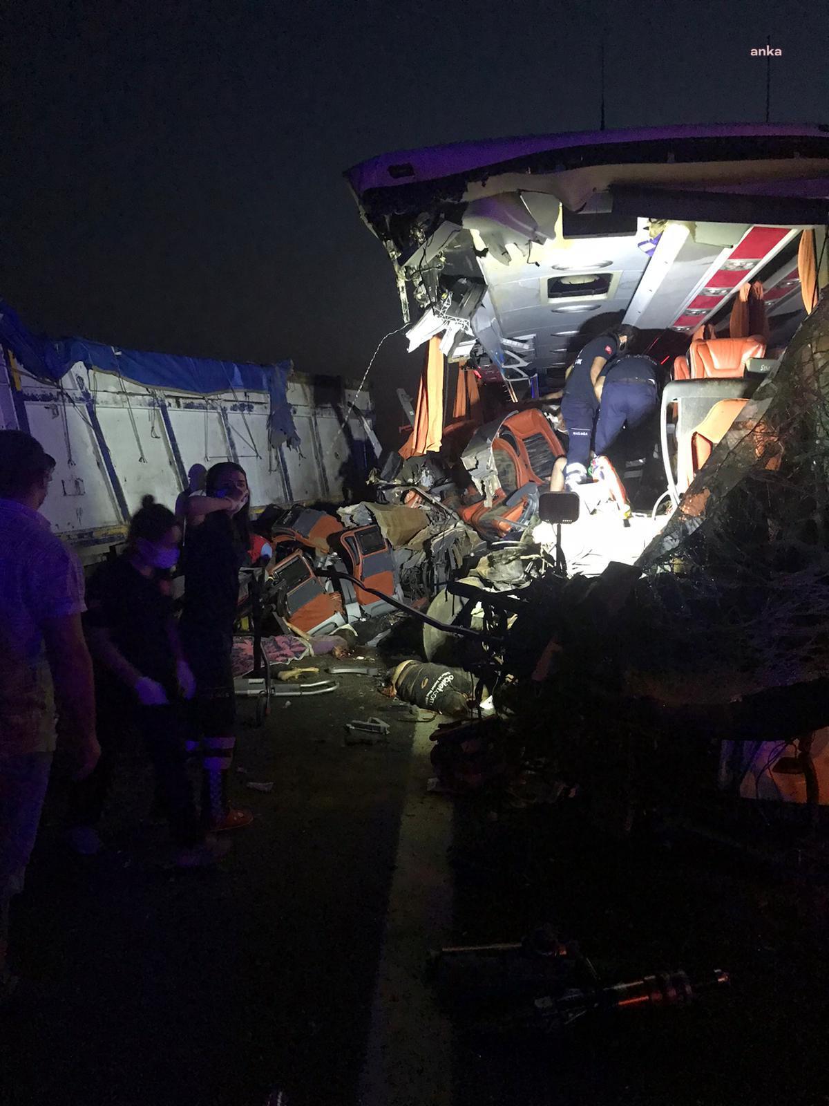 MANİSA'DA FECİ KAZA 9 ÖLÜ, 30 YARALI