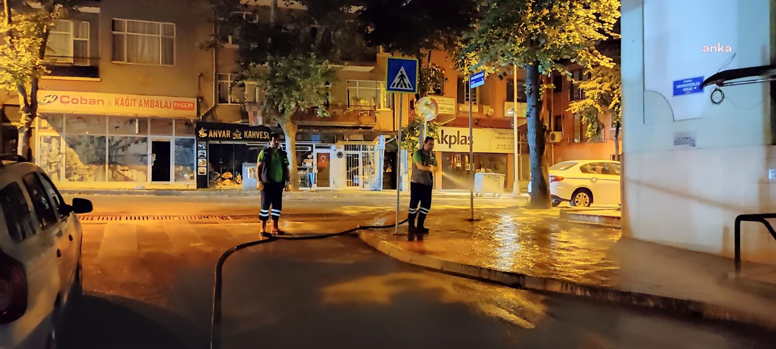 İZMİT'TE SOKAKLAR YIKANIYOR VE DEZENFEKTE EDİLİYOR