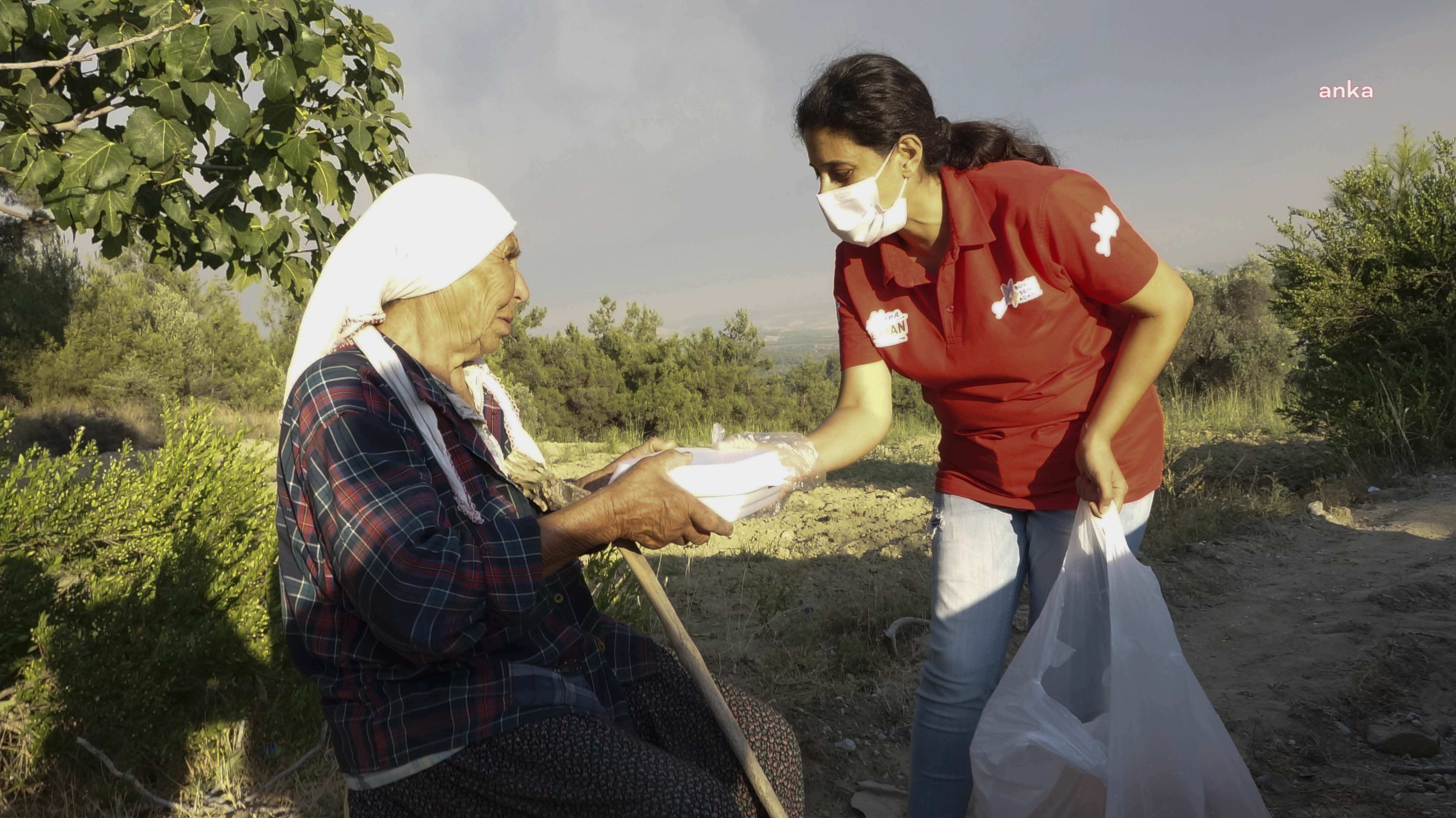 ADANA BÜYÜKŞEHİR BELEDİYESİNİN 'DERMAN' EKİBİ YANGIN MAĞDURLARININ YANINDA