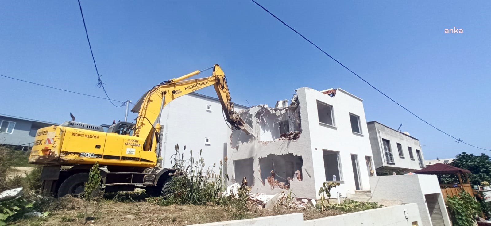 MUDANYA BELEDİYESİ KAÇAK YAPILARI YIKIYOR