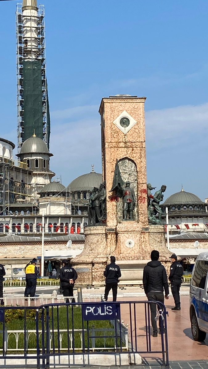 TAKSİM’DEKİ ATATÜRK ANITI’NA KIRMIZI BOYALI SALDIRI