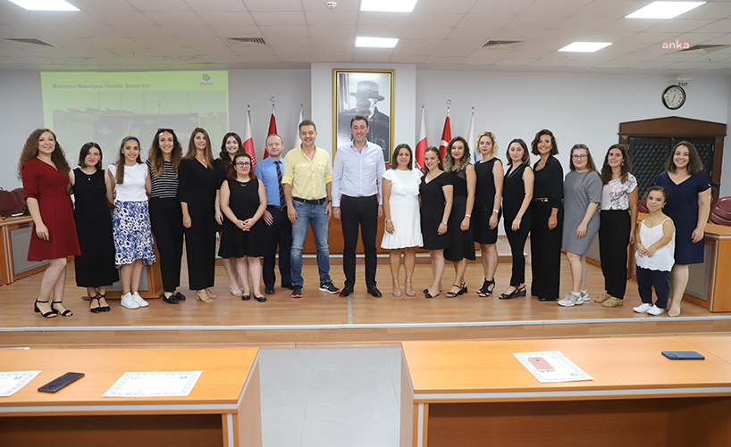 BANDIRMA BELEDİYE BAŞKANI TOLGA TOSUN, KREŞ ÖĞRETMENLERİNE SERTİFİKALARINI VERDİ