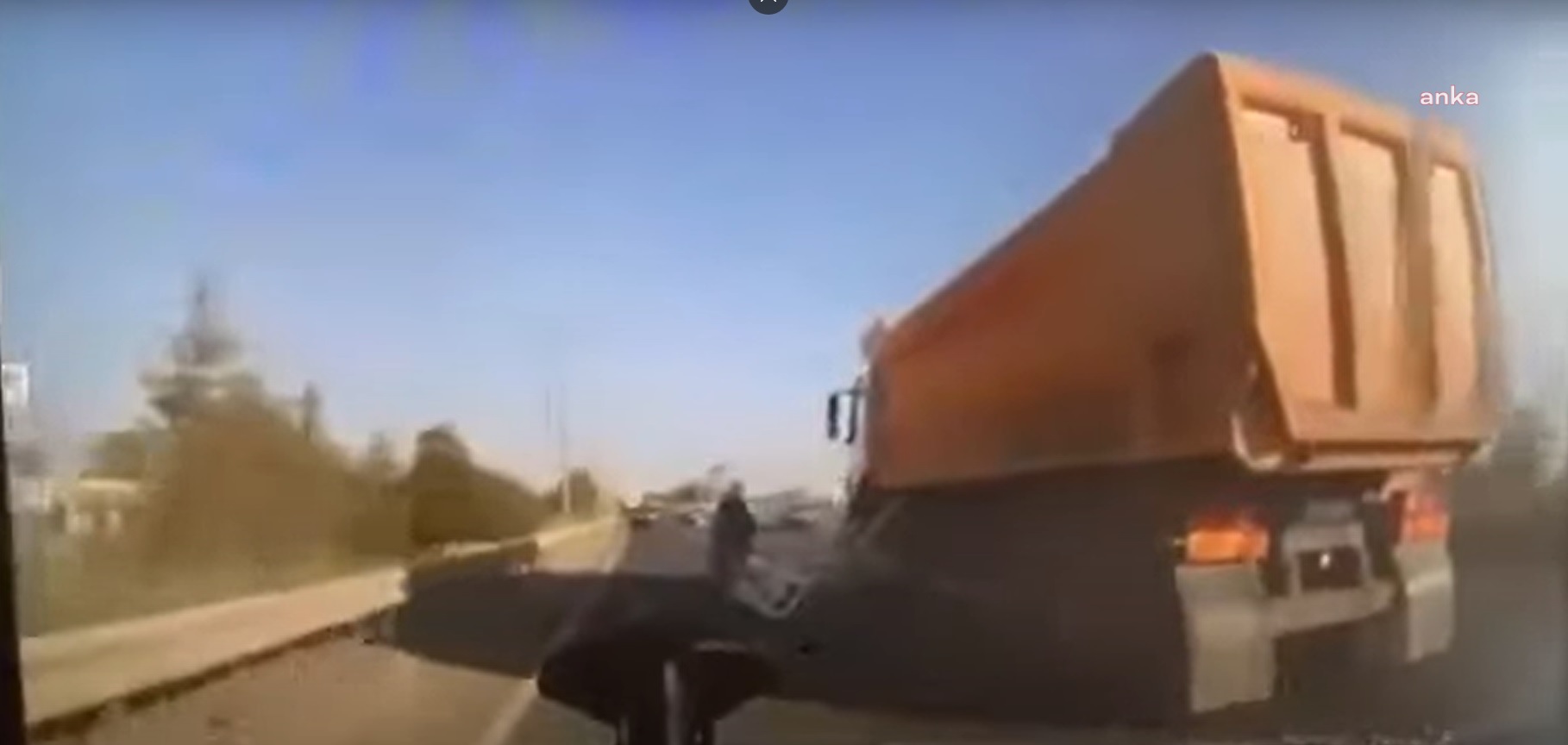KULLANDIĞI KAMYONU MOTOSİKLETİN ÜZERİNE SÜREN ŞOFÖR TUTUKLANDI