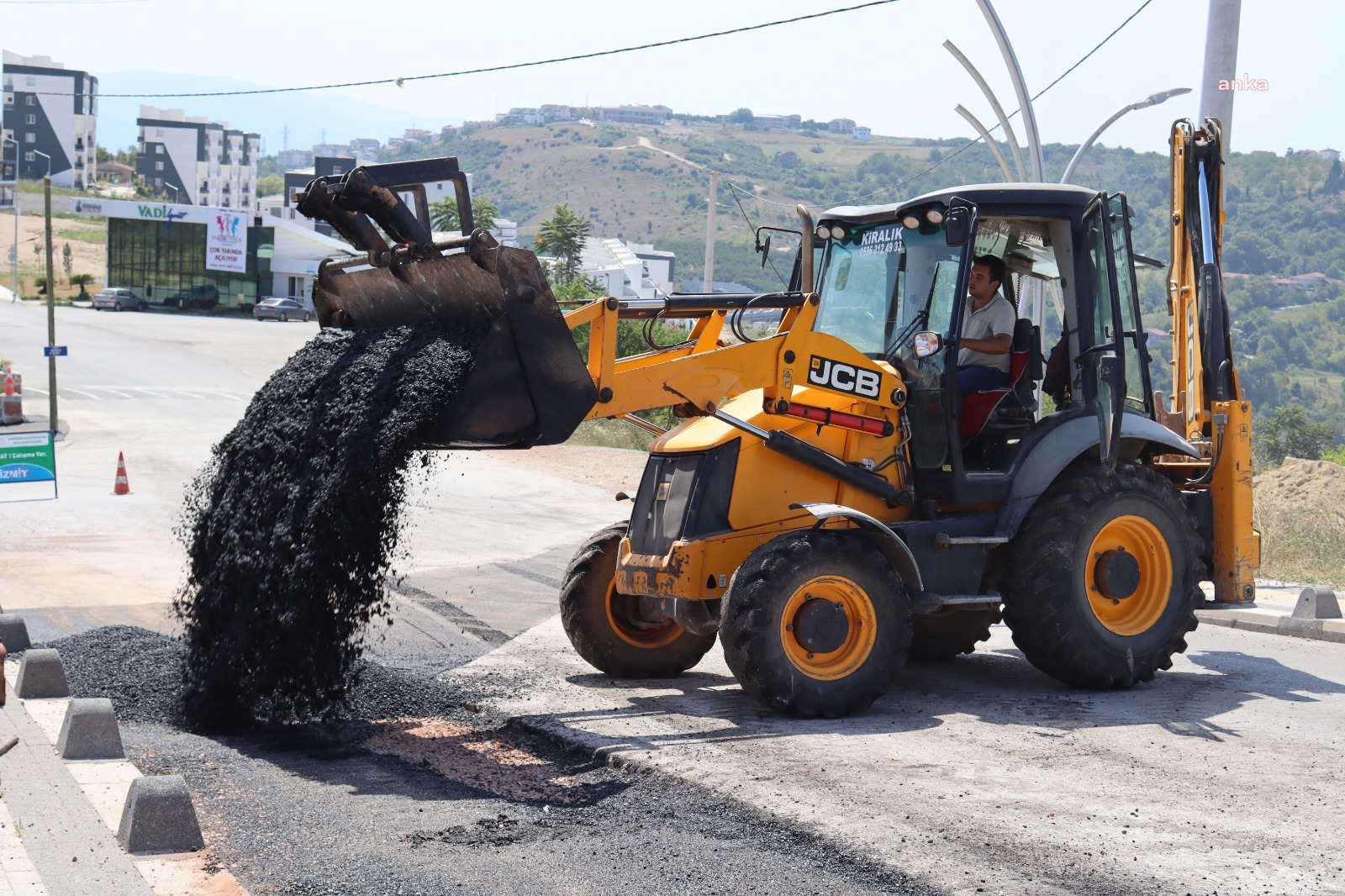 İZMİT BELEDİYESİ BOZULAN YOLLARI ONARIYOR
