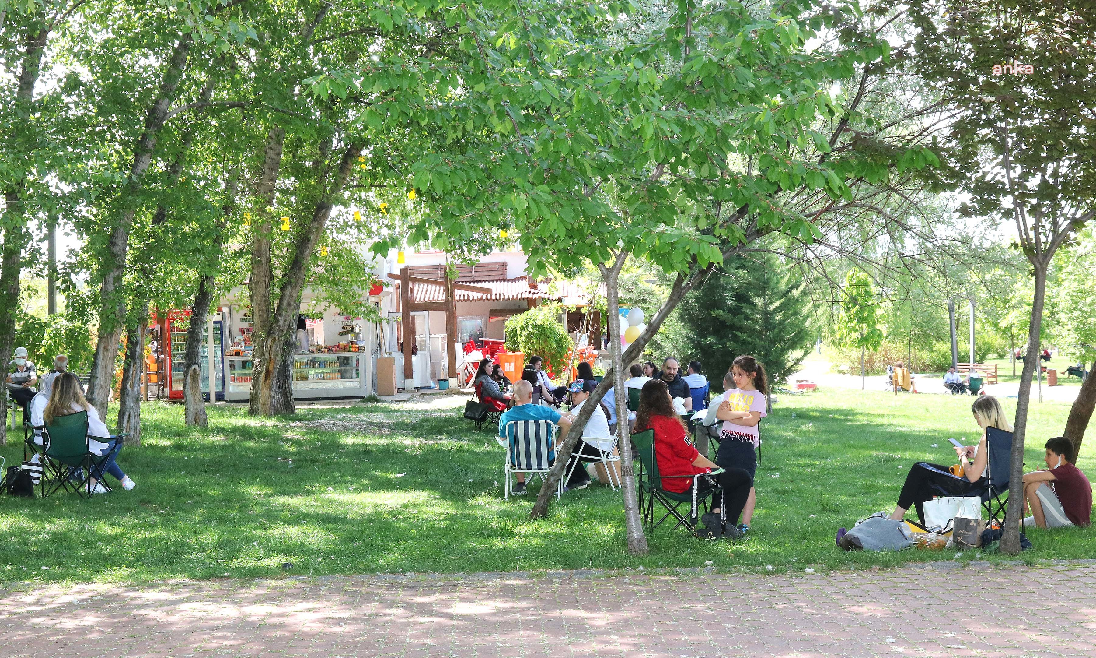 ÇANKAYALILAR YAZ SICAĞINDA PARKLARDA SERİNLİYOR