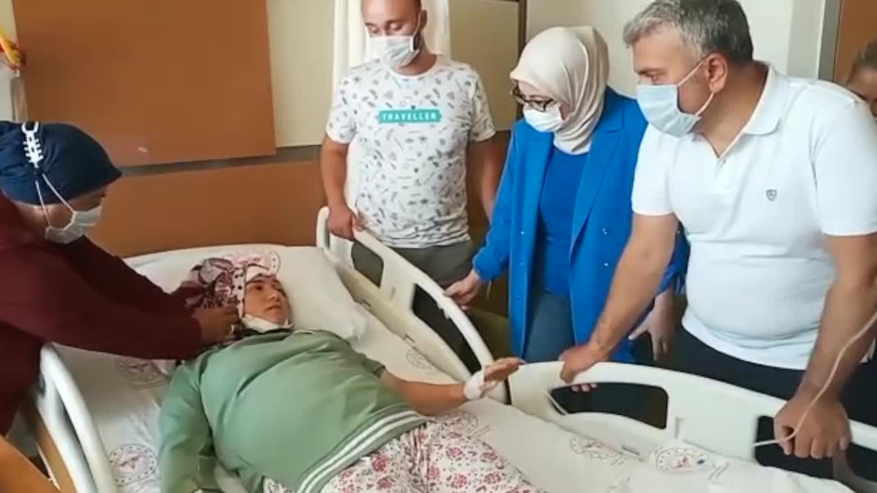 BALIKESİR’DEKİ KAZADAN SAĞ KURTULAN AYŞE KESGİN: BİRİ GELDİ, BENİ OTOBÜSTEN ÇIKARTTI, ‘OTOBÜS KOKUYOR, YANACAK’ DEDİ