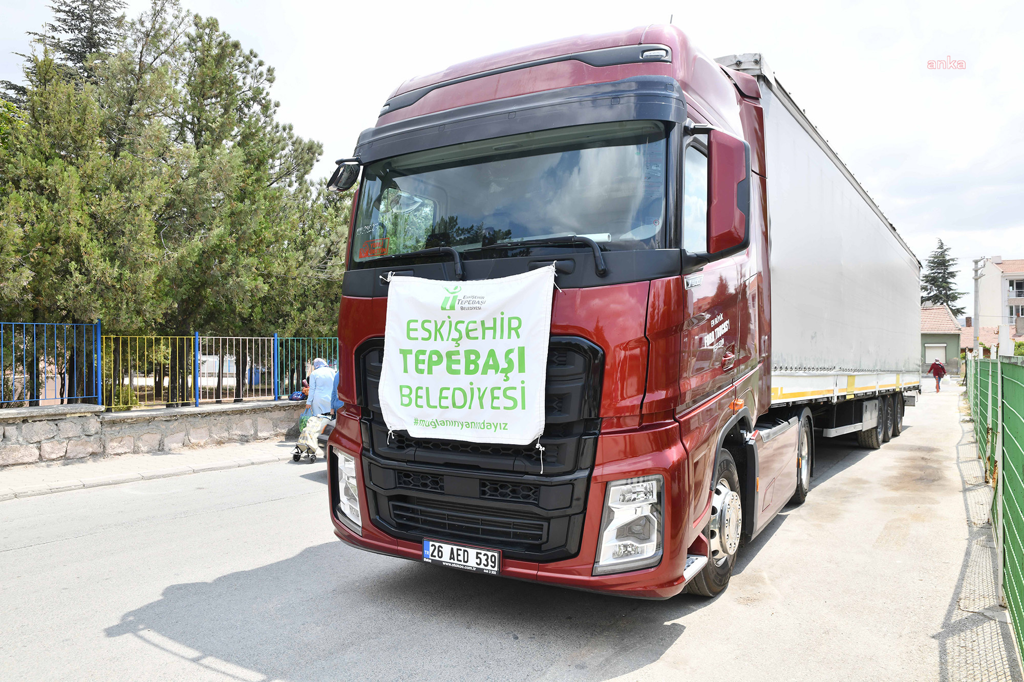 TEPEBAŞI BELEDİYESİ YARDIMLARINI MENTEŞE'YE ULAŞTIRDI