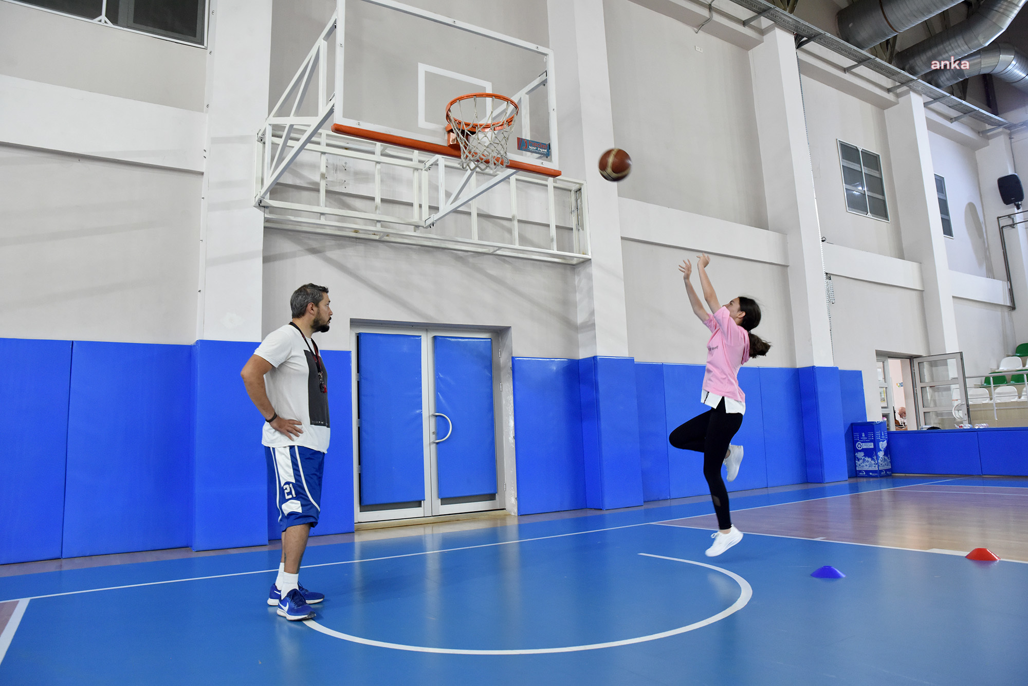 TEPEBAŞI BELEDİYESİ ÇOCUKLARA BASKETBOL ÖĞRETİYOR