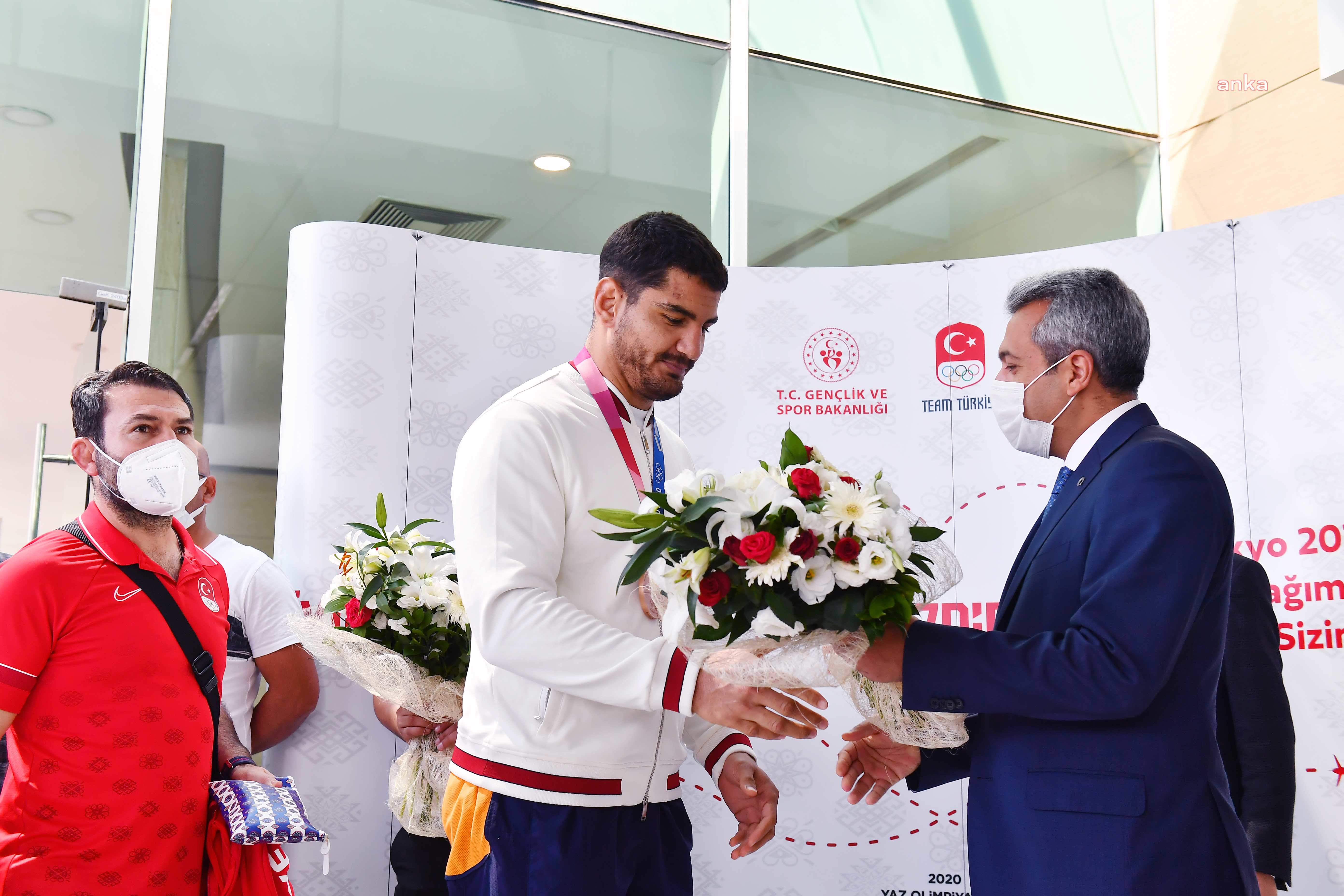 TOKYO OLİMPİYATLARI’NDAN DÖNEN ASKİ SPOR GÜREŞÇİLERİNE ANKARA’DA KARŞILAMA
