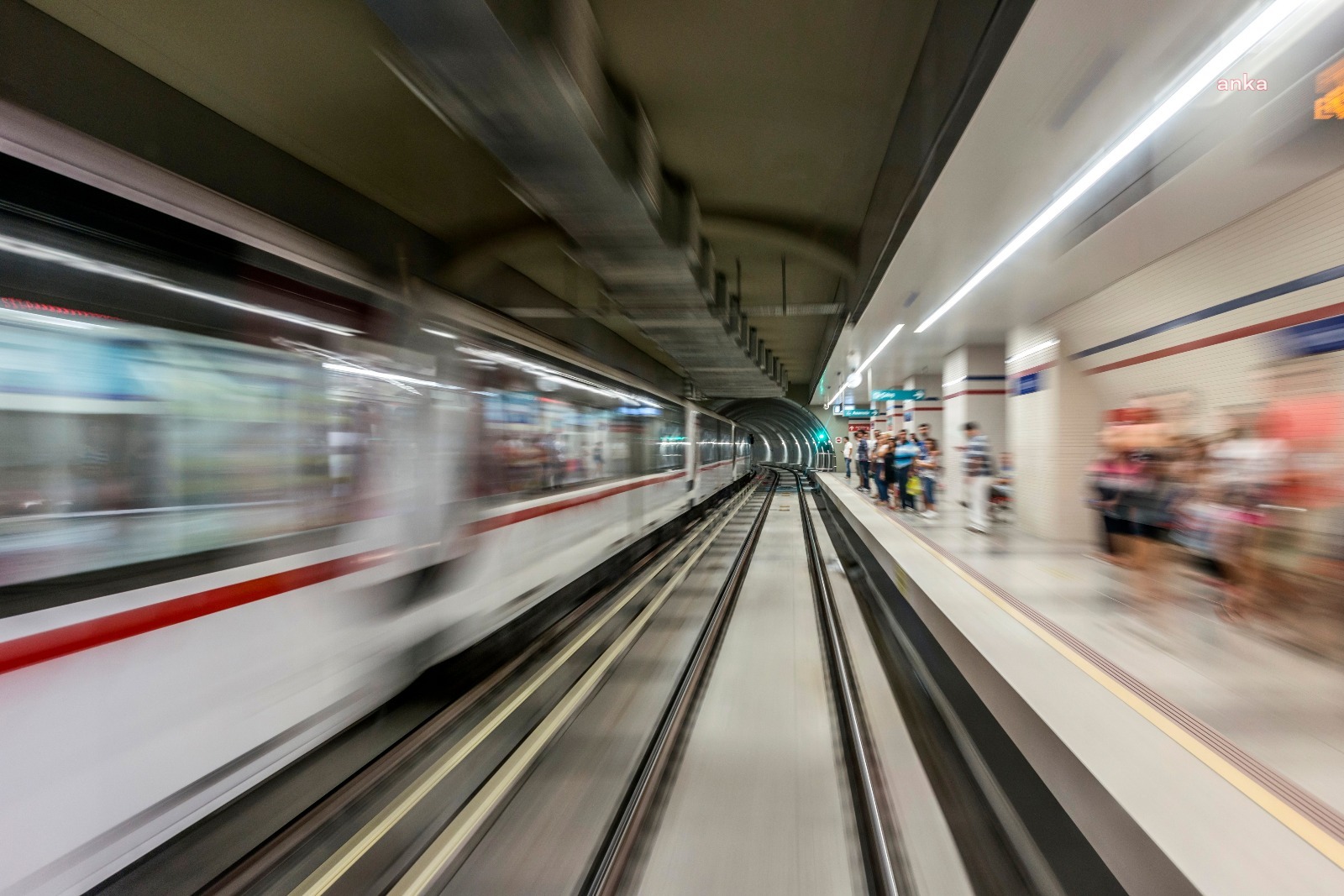 İZMİR’DE METRO İSTASYONLARINDA ÜCRETSİZ İNTERNET DÖNEMİ BAŞLADI