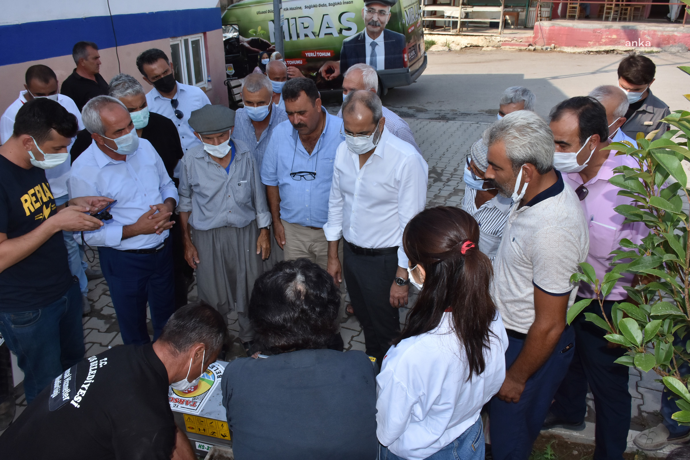 TARSUS BELEDİYESİ’NDEN KADIN ÜRETİCİLERE ÜZÜM SIKMA VE SALÇA MAKİNESİ