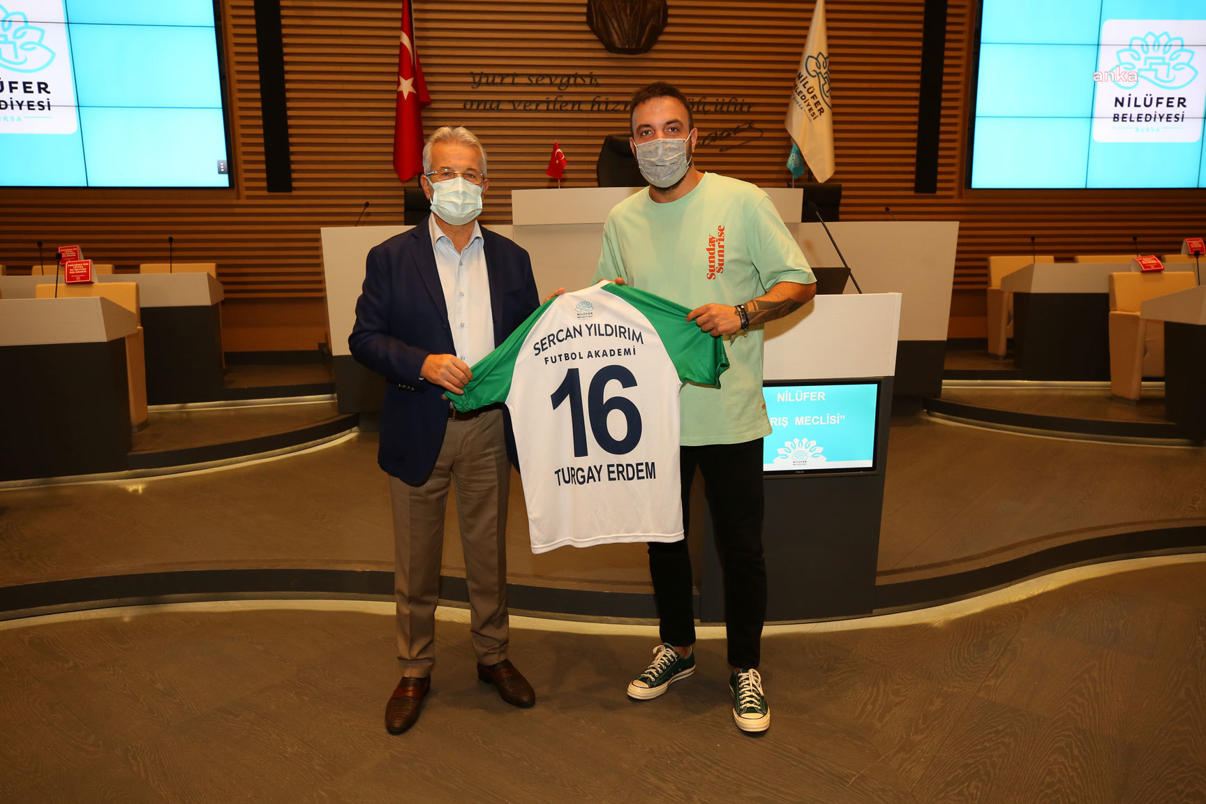 NİLÜFER BELEDİYESPOR ŞAMPİYONLUK SEVİNCİNİ BELEDİYE BAŞKANI ERDEM İLE PAYLAŞTI