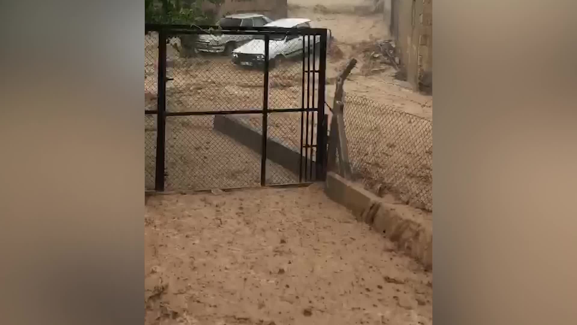 SAĞANAK YAĞIŞ ŞANLIURFA’DA DA SELE YOL AÇTI