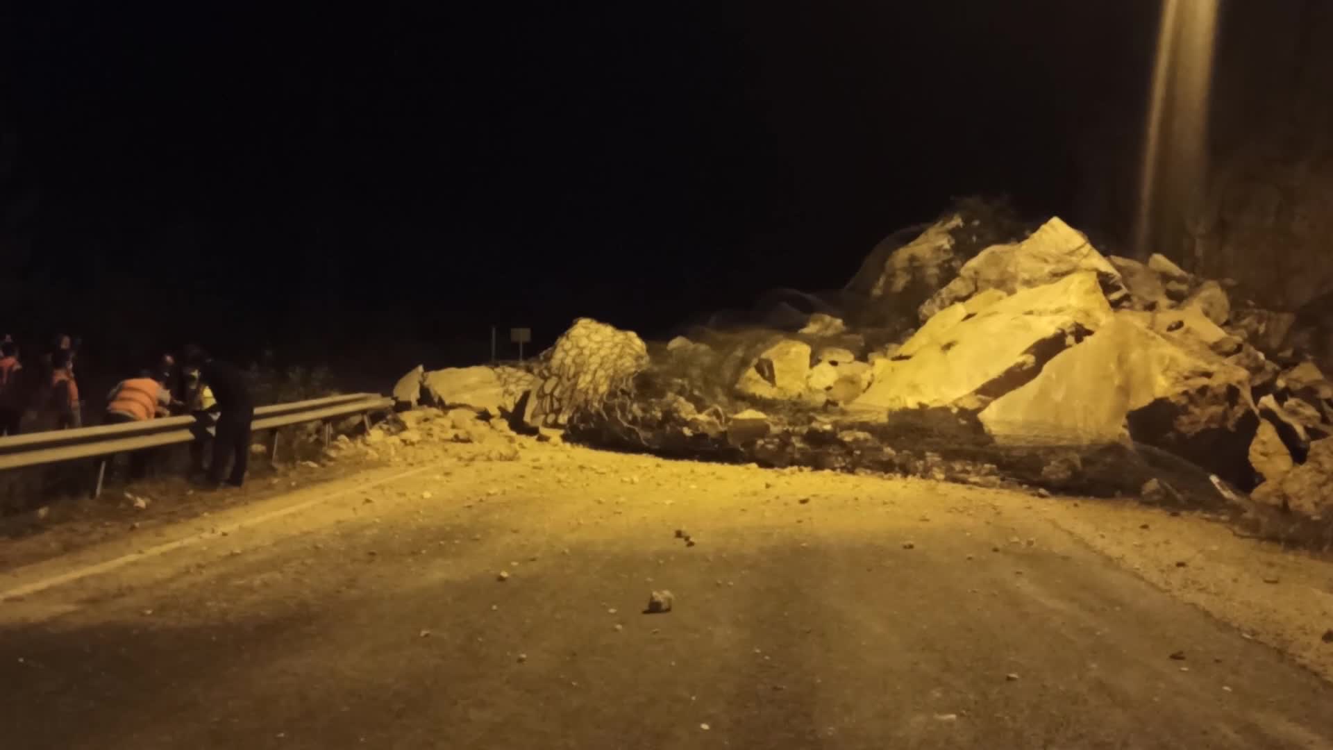 AŞIRI YAĞIŞLAR KARABÜK’DE HEYELANA NEDEN OLDU. SUÇATI TÜNELİ 11 SAAT SONRA TRAFİĞE AÇILDI