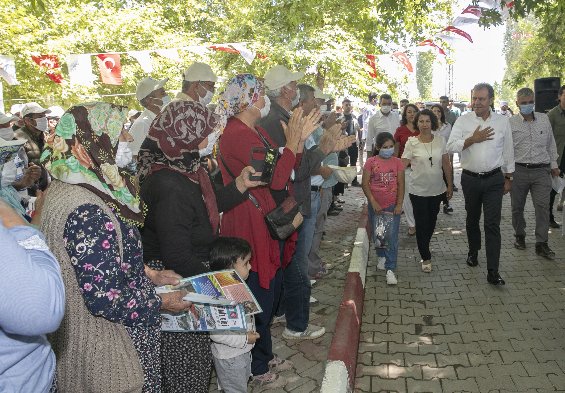 MERSİN BELEDİYE BAŞKANI SEÇER, GÜLNAR’DA ATALIK NOHUT HASAT HASADINA KATILDI