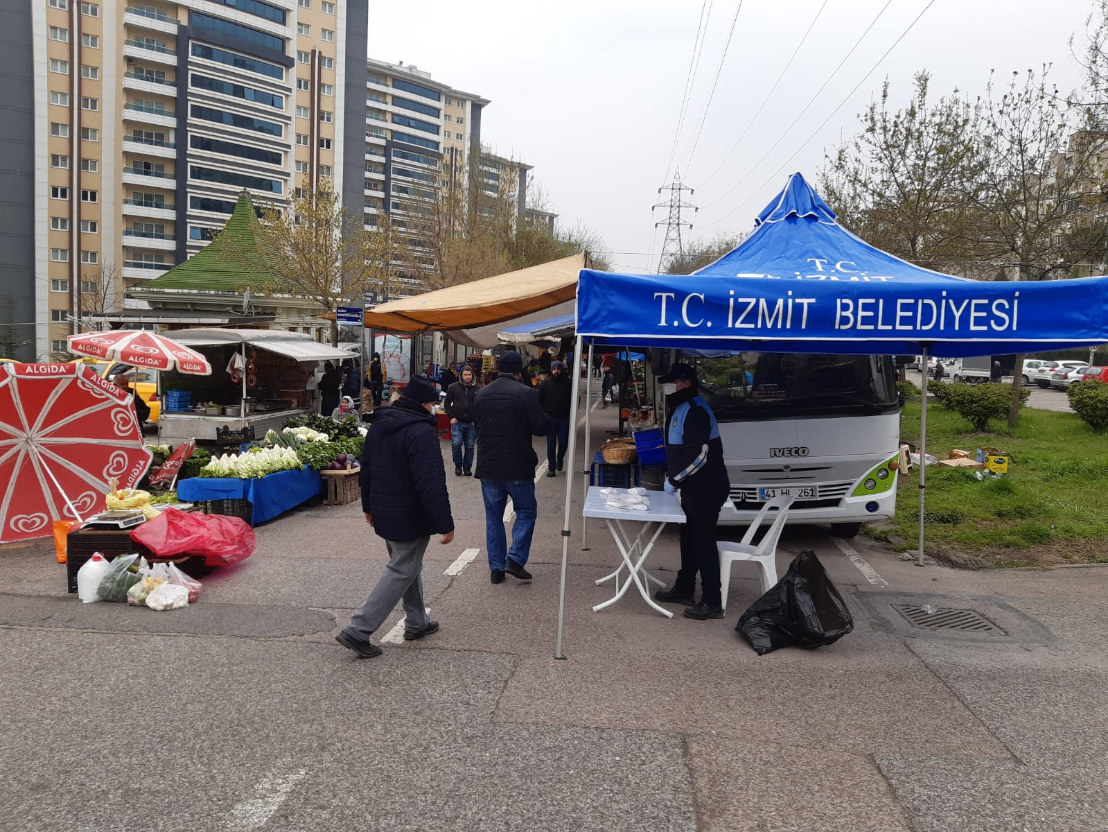 İZMİT'TE SEMT PAZARLARINA SOKAĞA ÇIKMA YASAĞI AYARI